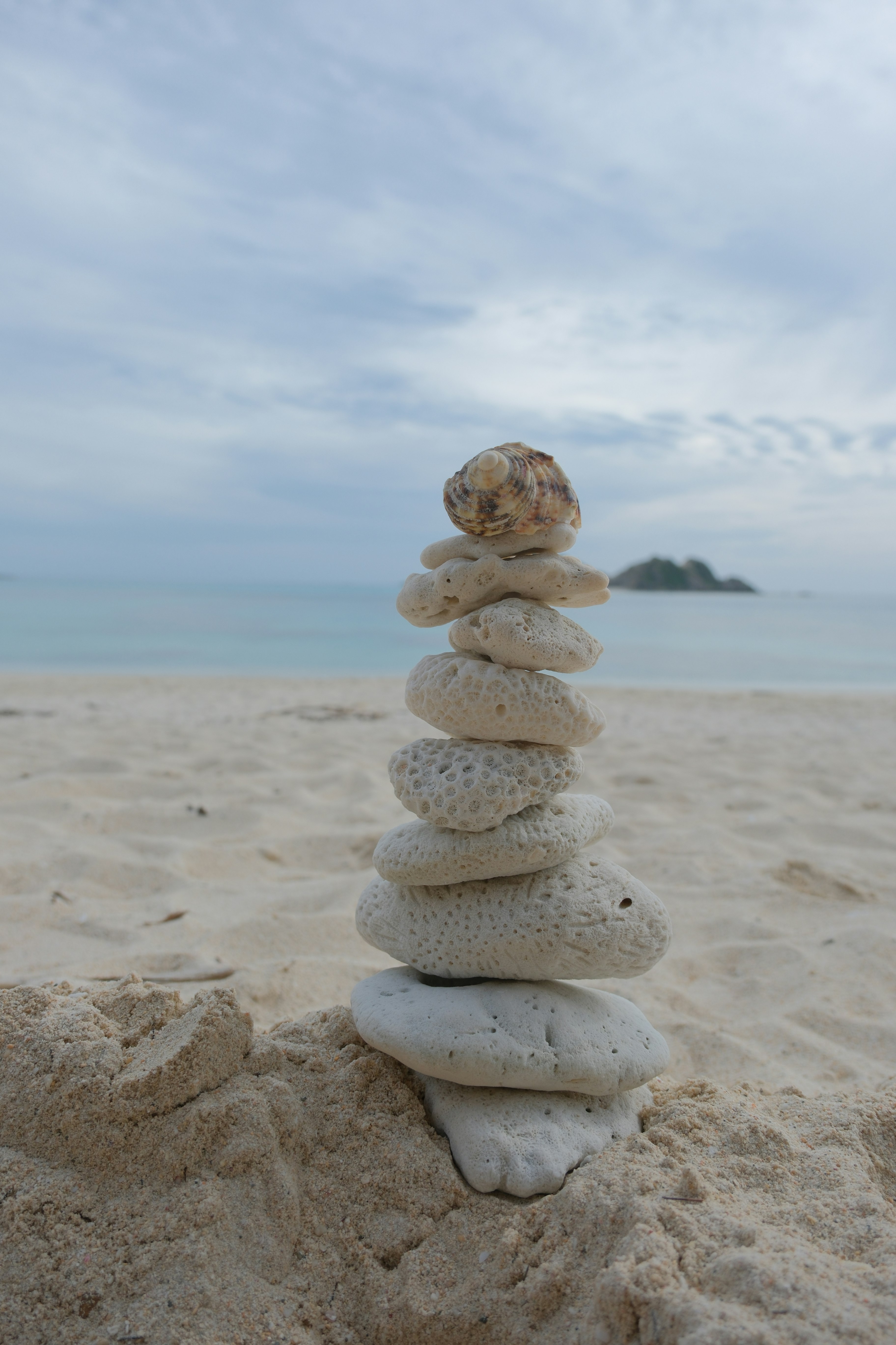 กองหินทรงสมดุลบนชายหาดทราย