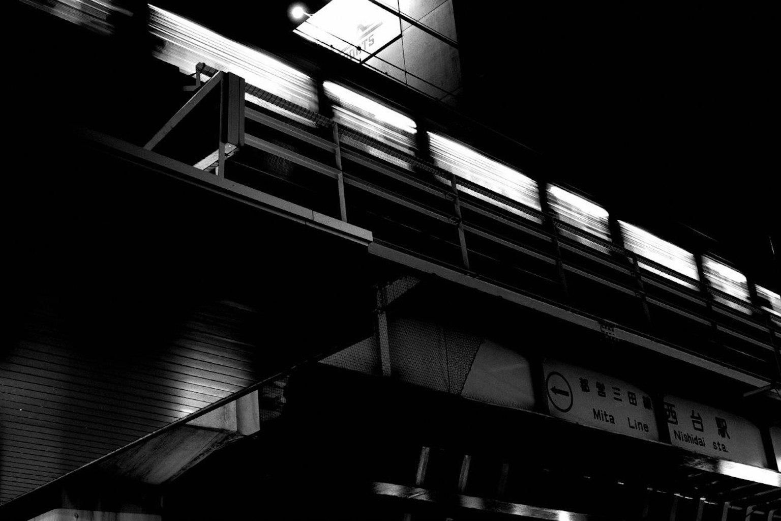 Gros plan sur des escaliers et une rampe d'un bâtiment dans un cadre nocturne sombre