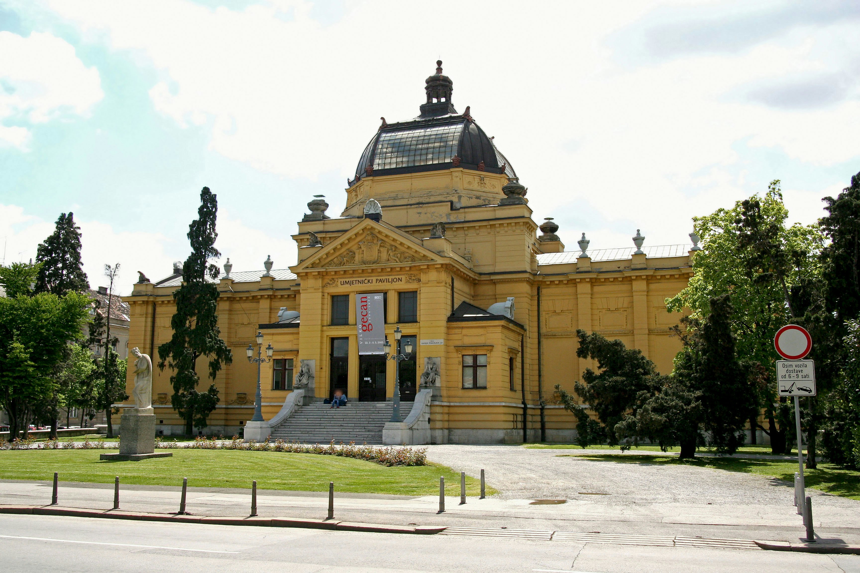 bâtiment de musée à dôme doré et vaste cour d’entrée