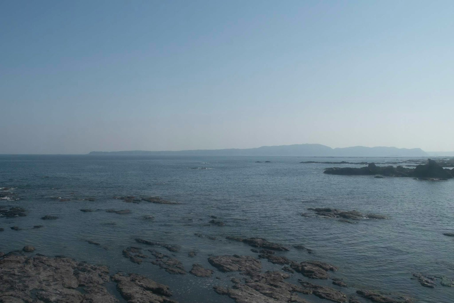 Vista escénica del mar azul y la costa rocosa