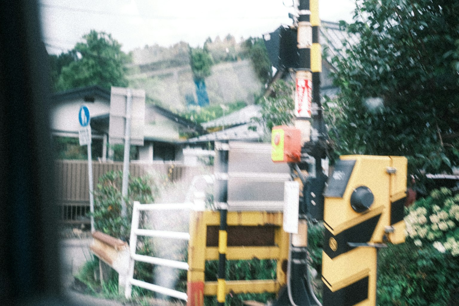 周围有房屋的黄色和黑色信号杆