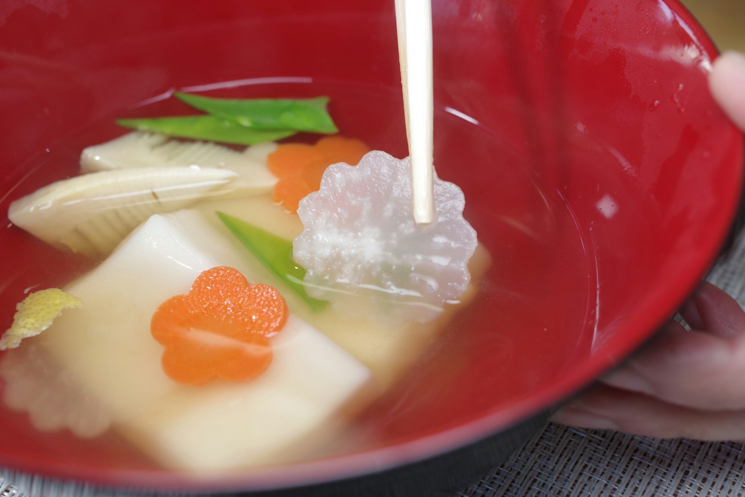 Zuppa di miso in una ciotola rossa con tofu e verdure