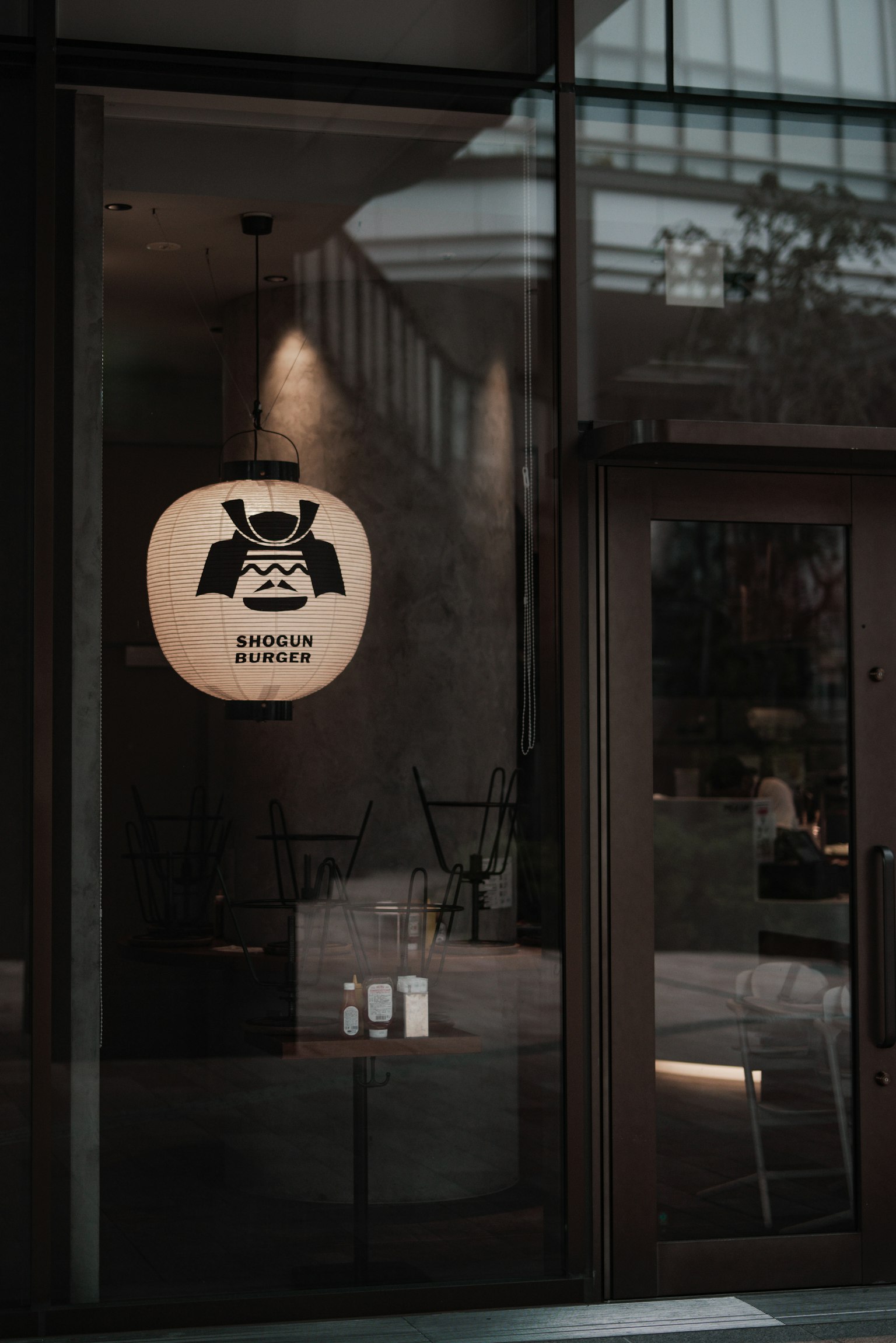 Esterno di un caffè moderno con un logo
