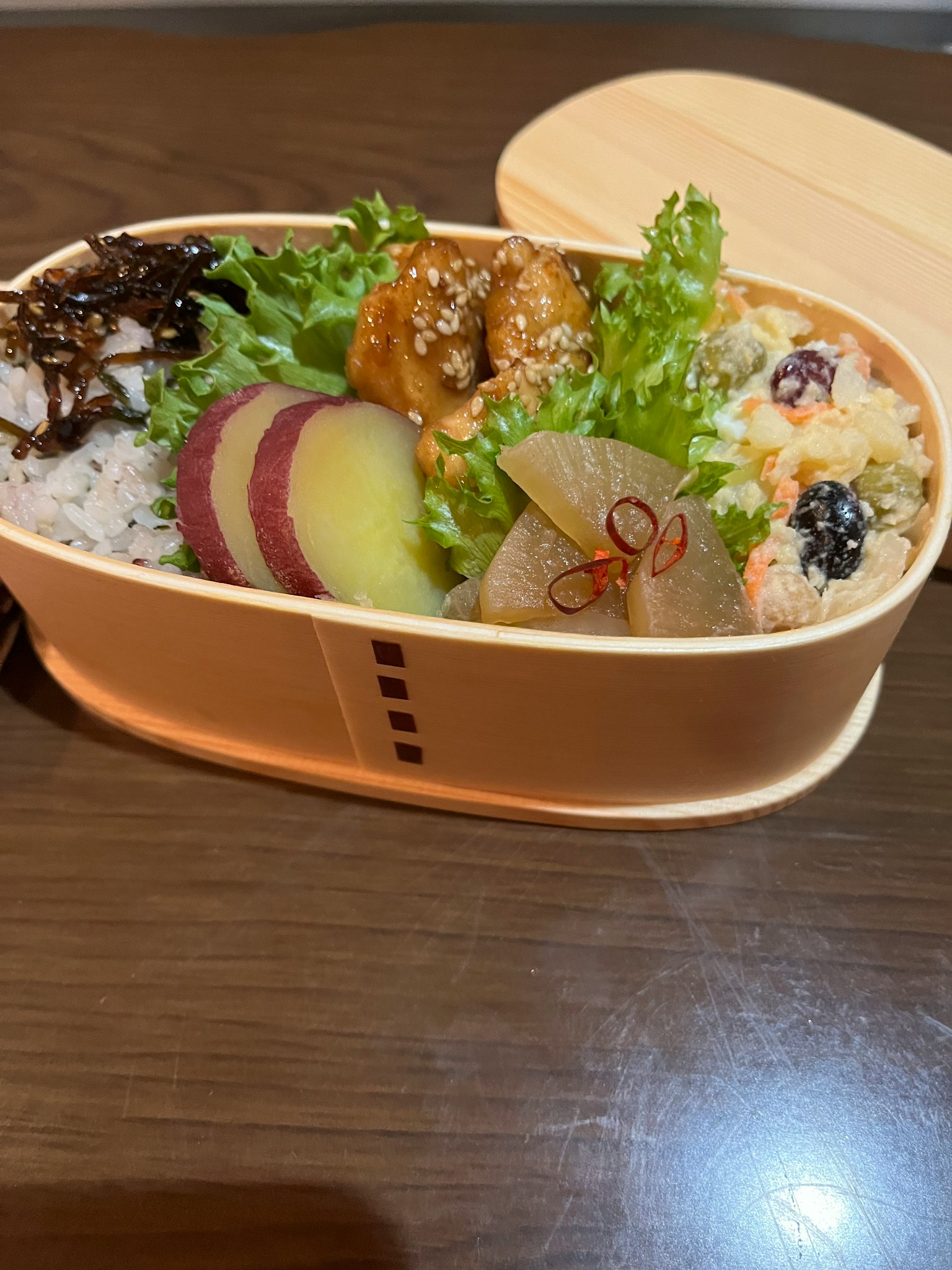 一個裝滿色彩繽紛食材和配料的便當盒
