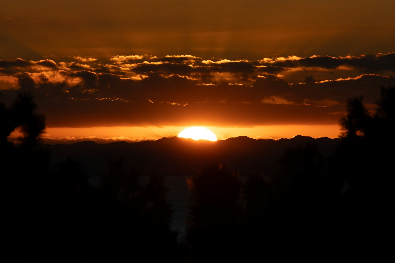 Bellissimo tramonto che emerge dietro le nuvole