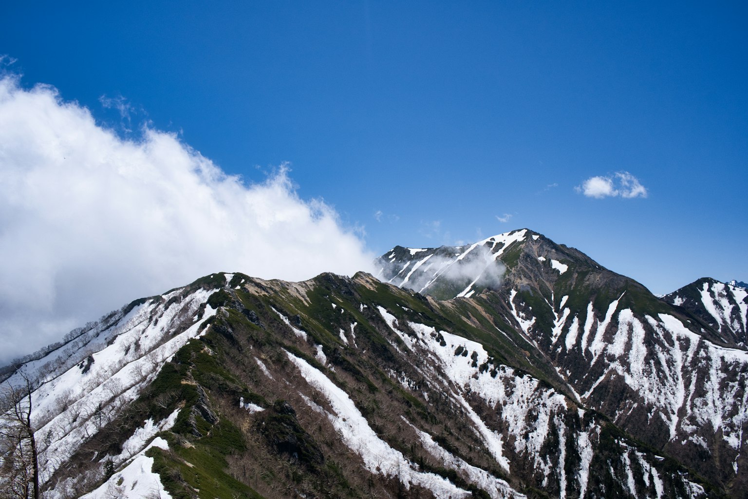 Montagne innevate sotto un cielo blu chiaro