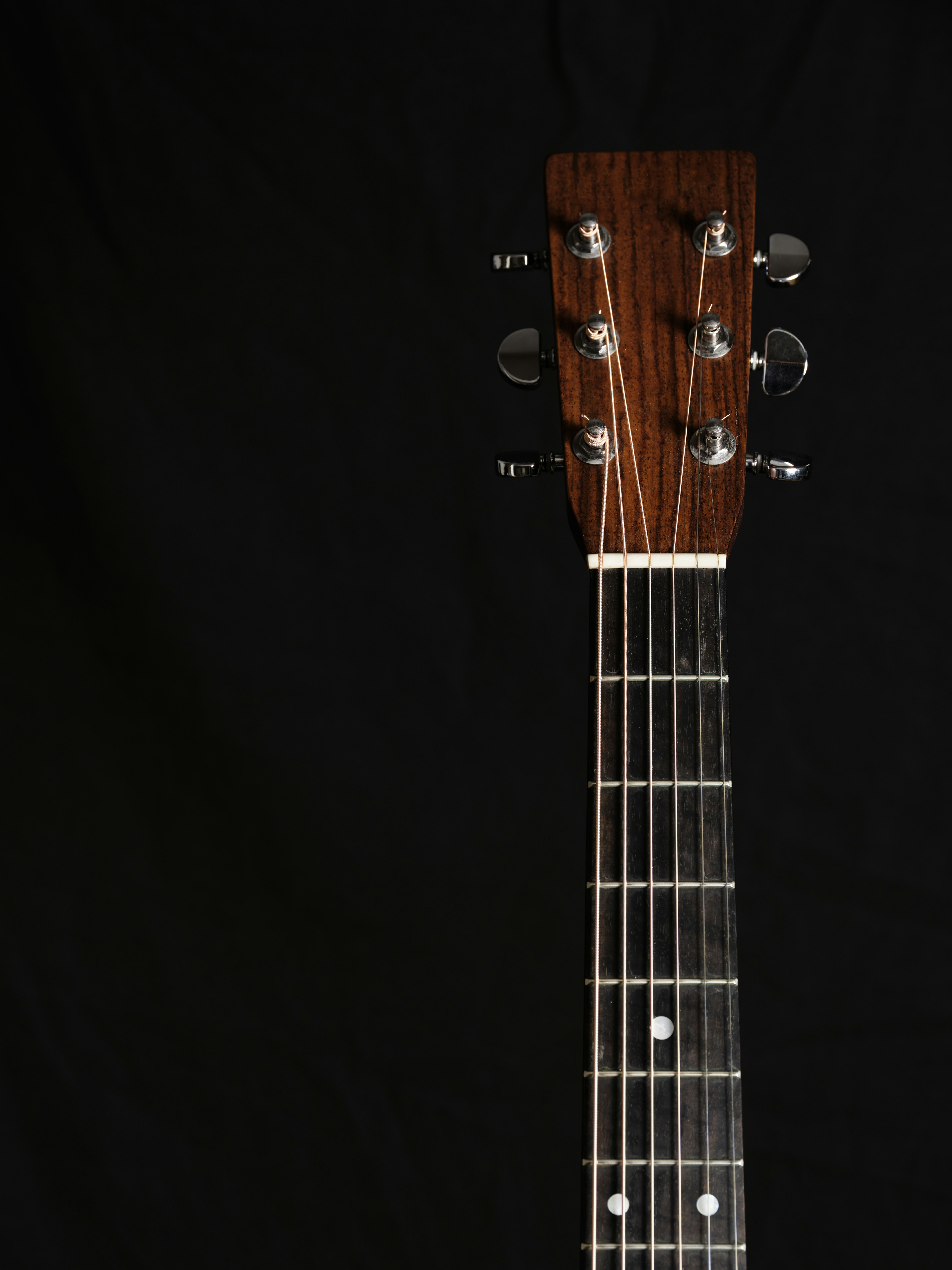 primer plano del clavijero de una guitarra y sus clavijas