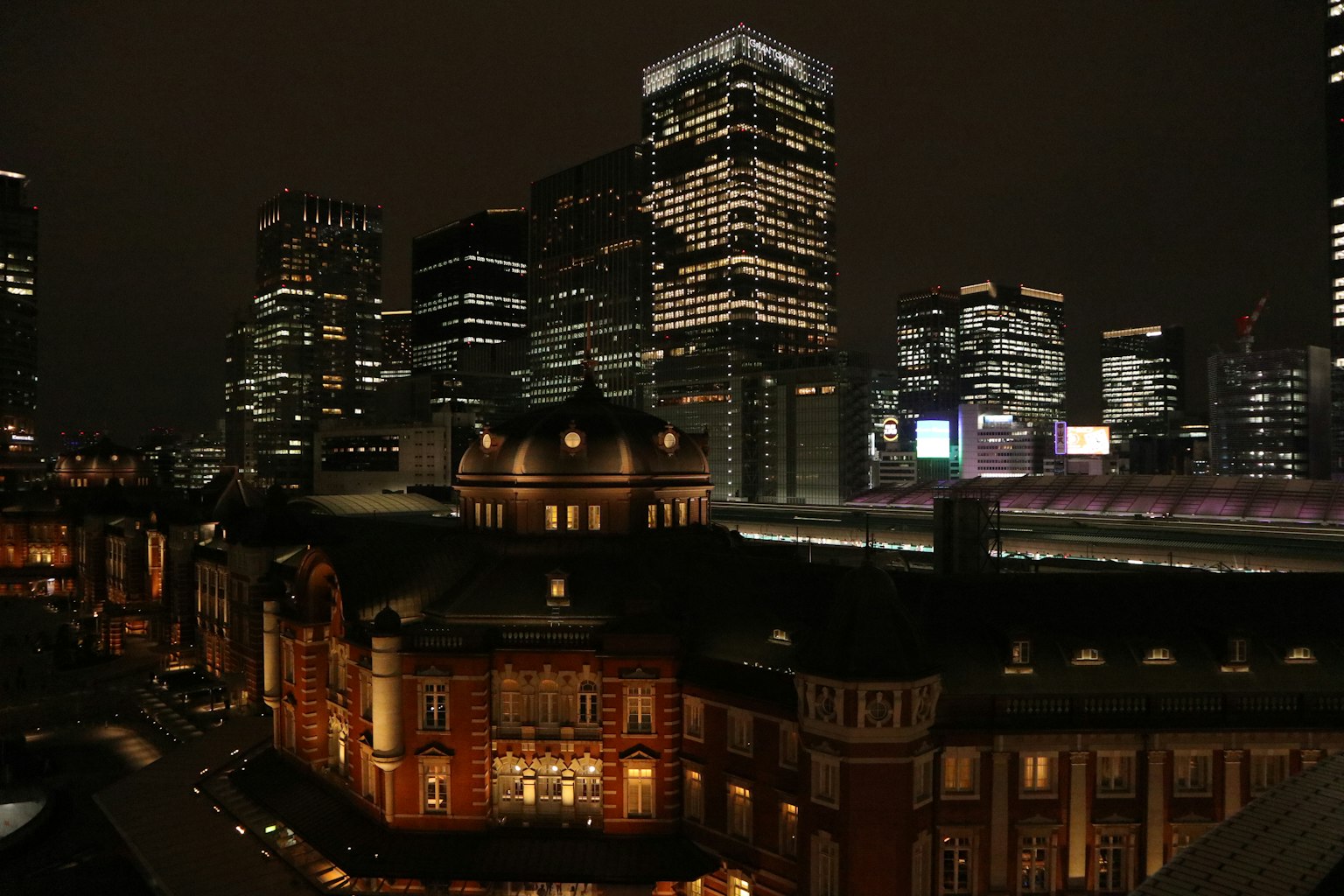 ทิวทัศน์สวยงามของสถานีโตเกียวและตึกระฟ้าในเวลากลางคืน