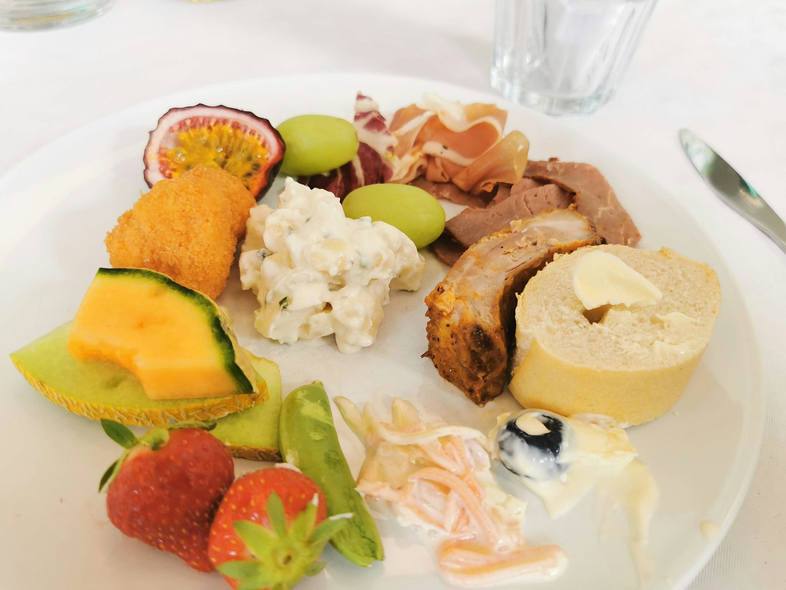 Assortiment coloré de fruits et de charcuterie