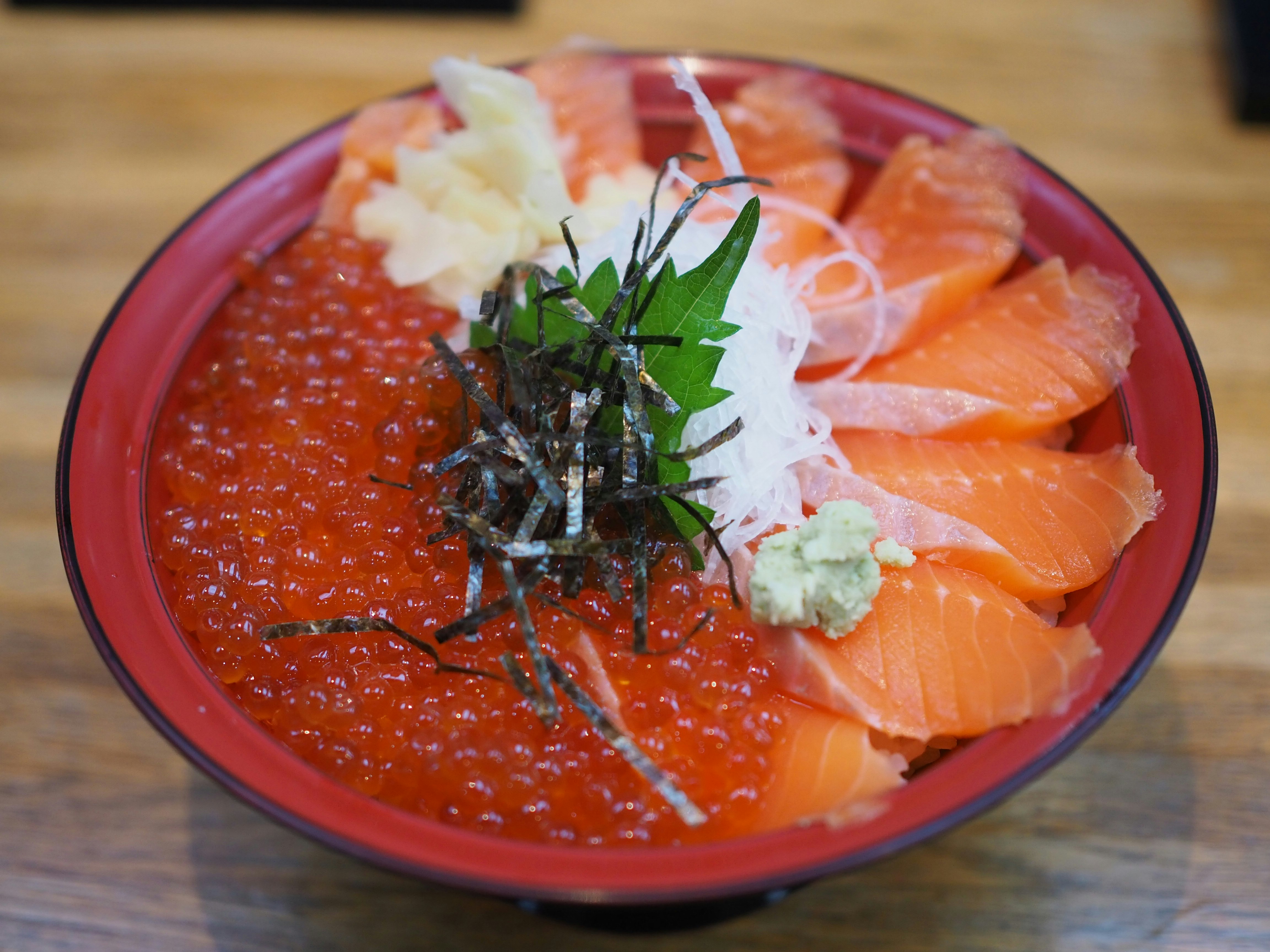 Donburi salmon dan telur salmon dalam mangkuk merah