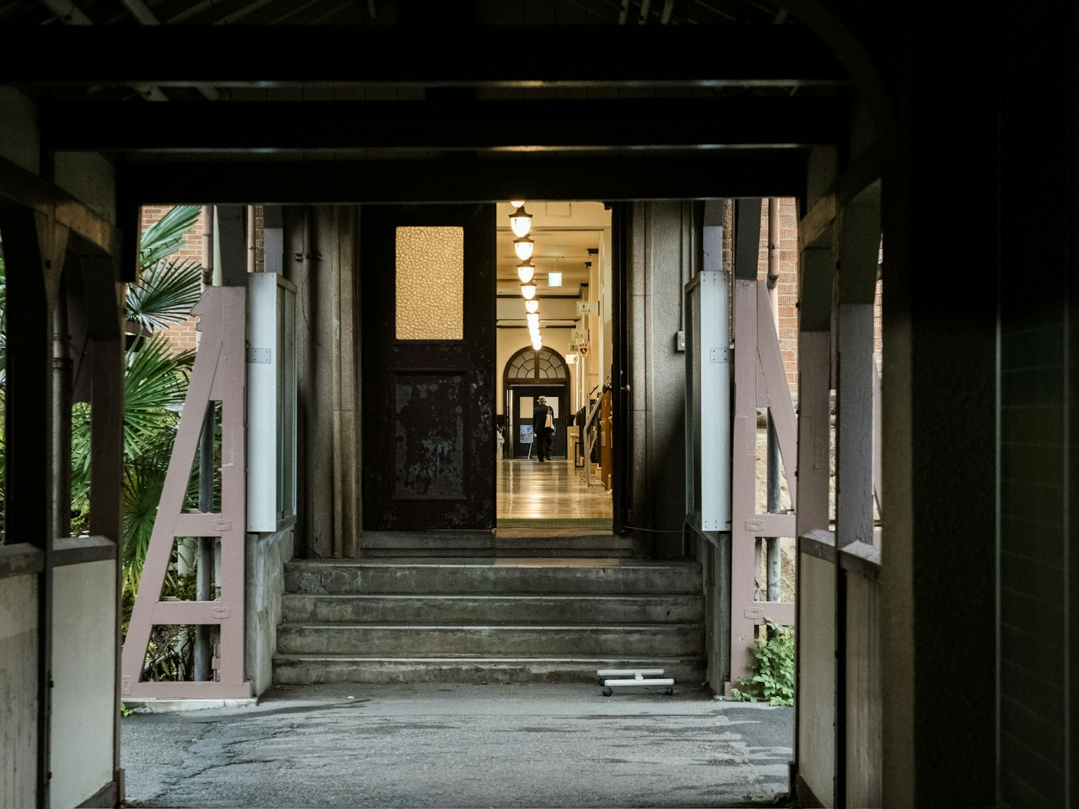 建筑内部的视角，具有门和明亮的照明