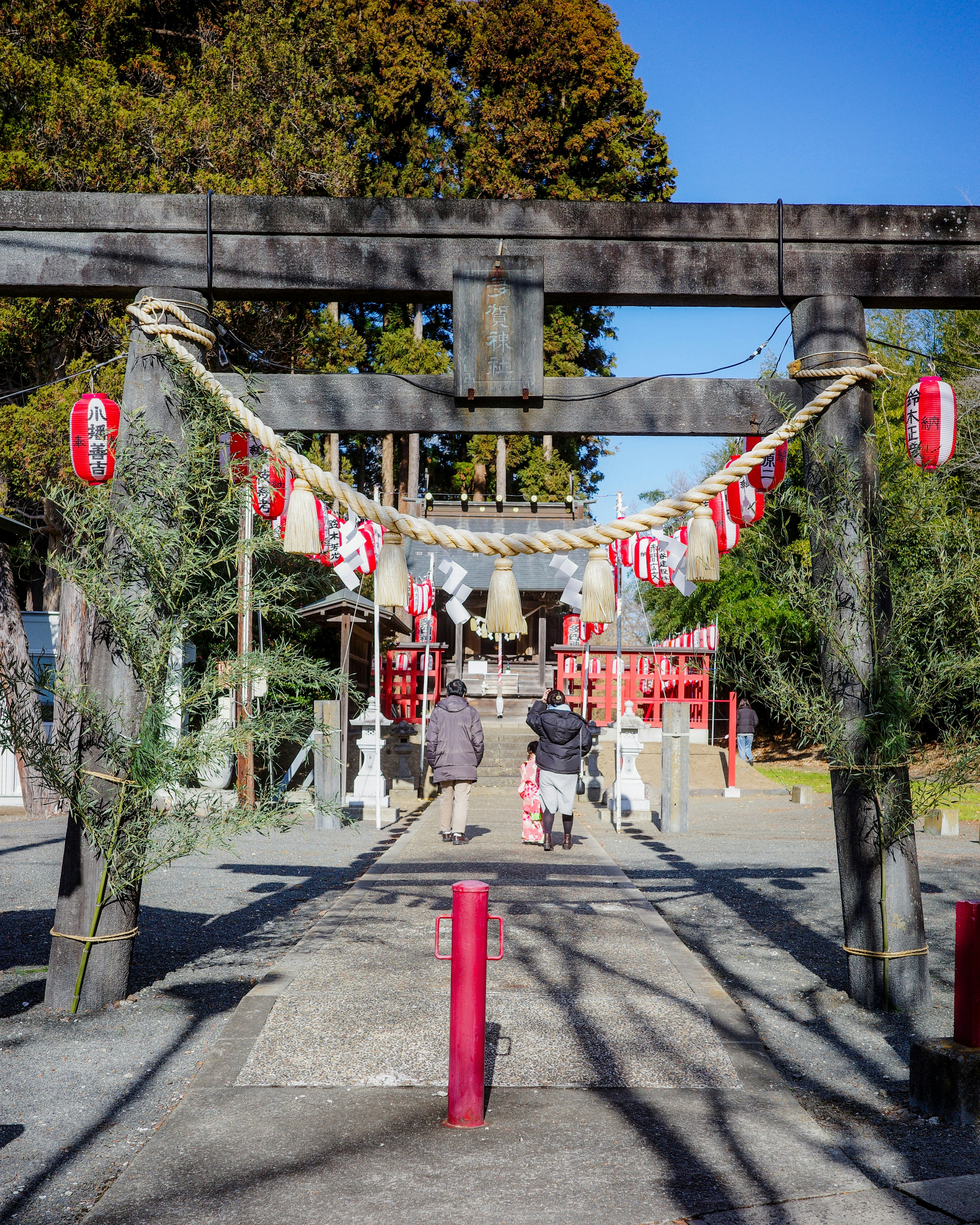 神社參道，鳥居與注連繩及掛燈裝飾