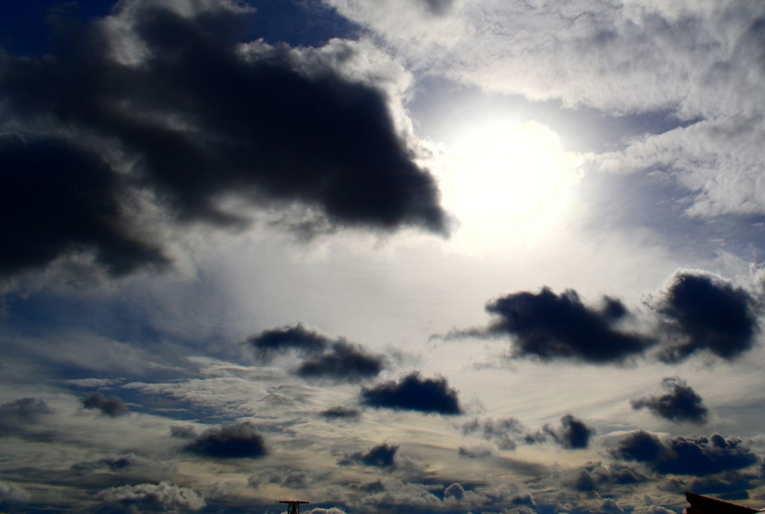 Langit mendung dengan sinar matahari