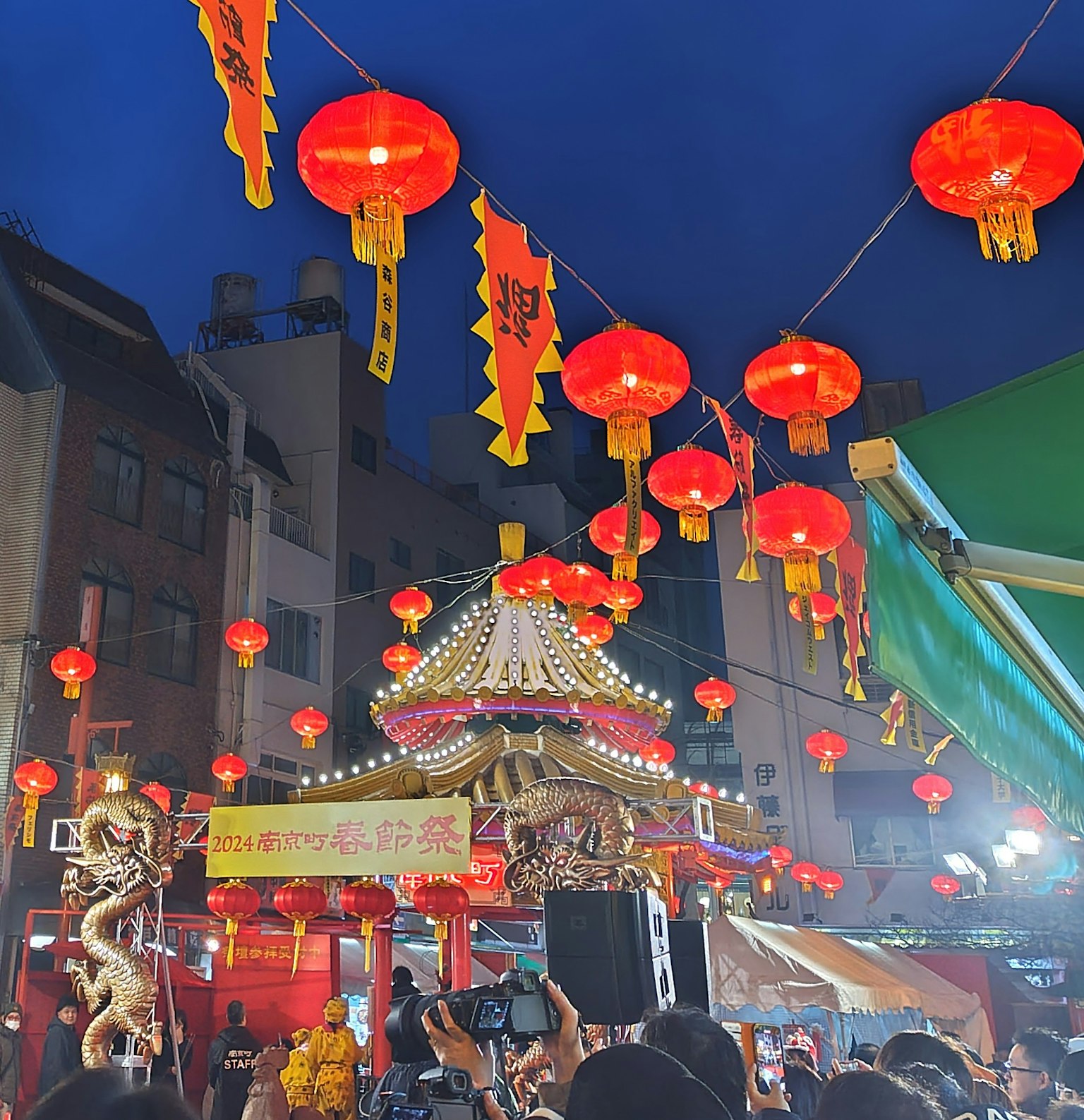 夜间节日场景 红色灯笼和装饰摊位