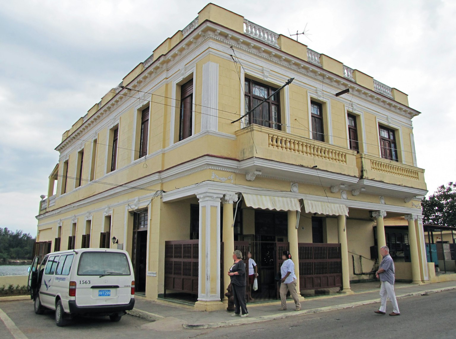 อาคารประวัติศาสตร์ที่มีภายนอกสีเหลืองและสถาปัตยกรรมแบบดั้งเดิม