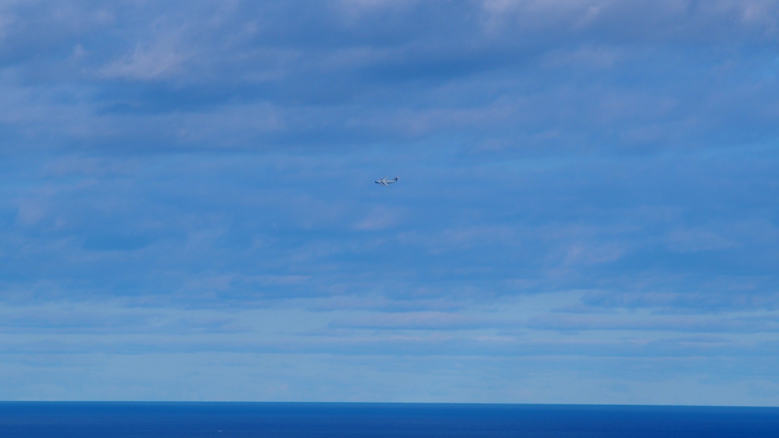 Un paesaggio con un ampio cielo blu e oceano