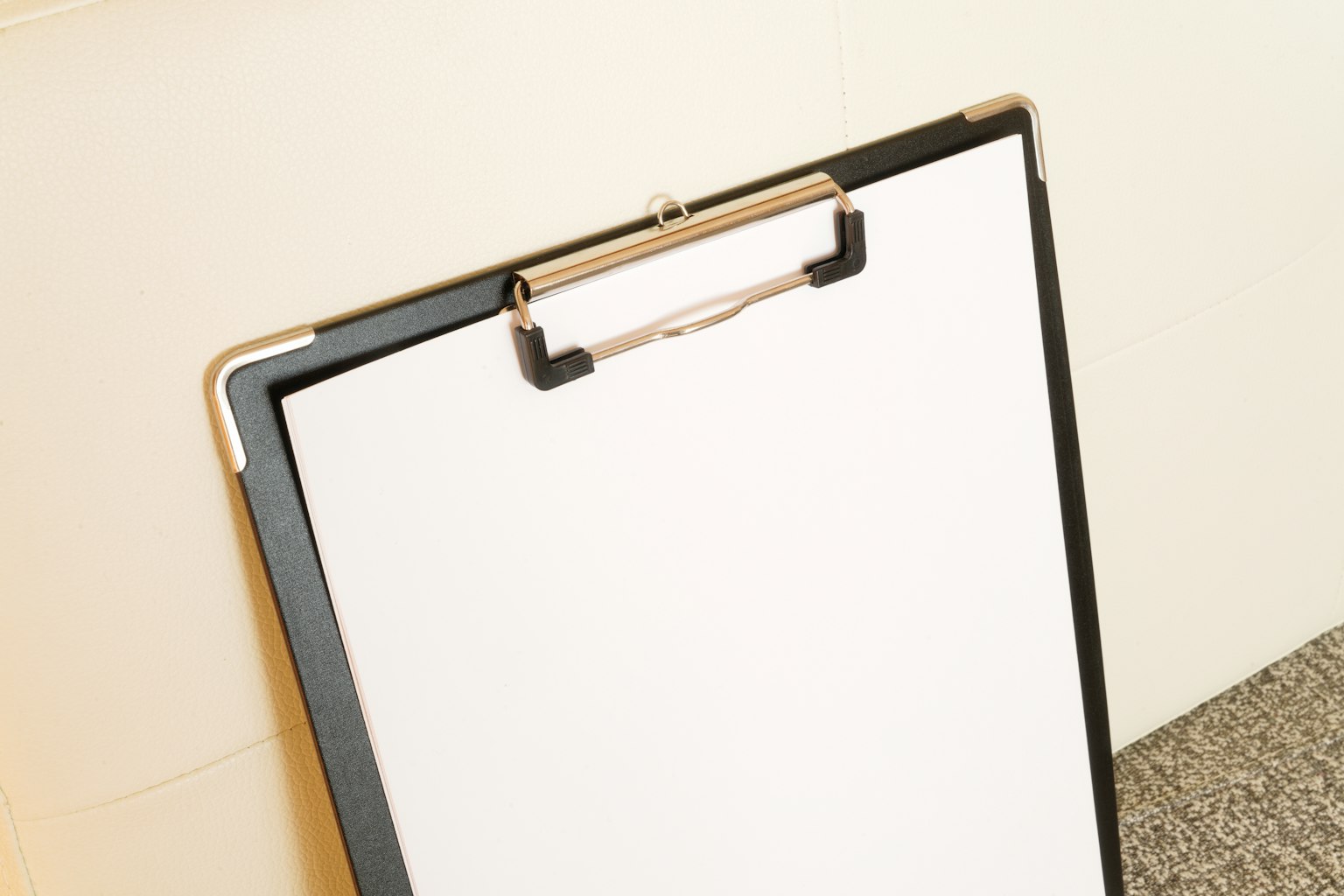 Schwarzes Clipboard mit einem leeren weißen Blatt Papier