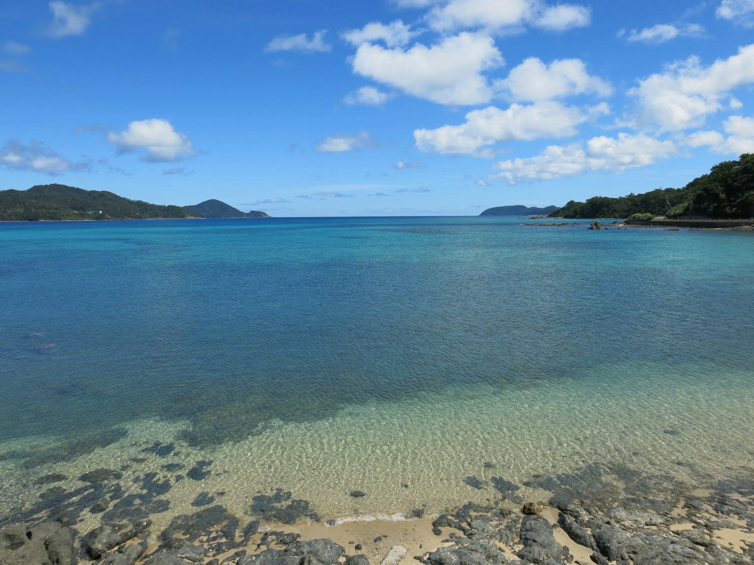 Cảnh biển xanh trong và bầu trời tại bãi biển