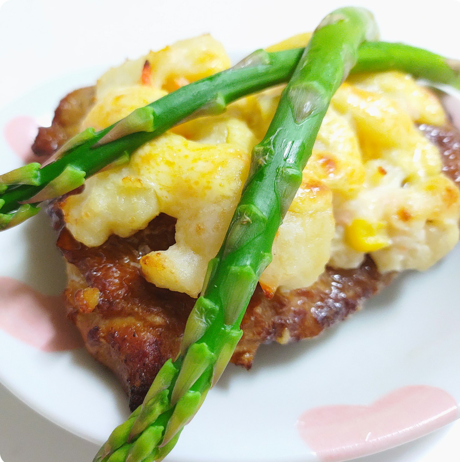 Plat de viande garni d'asperges et de macaroni au fromage