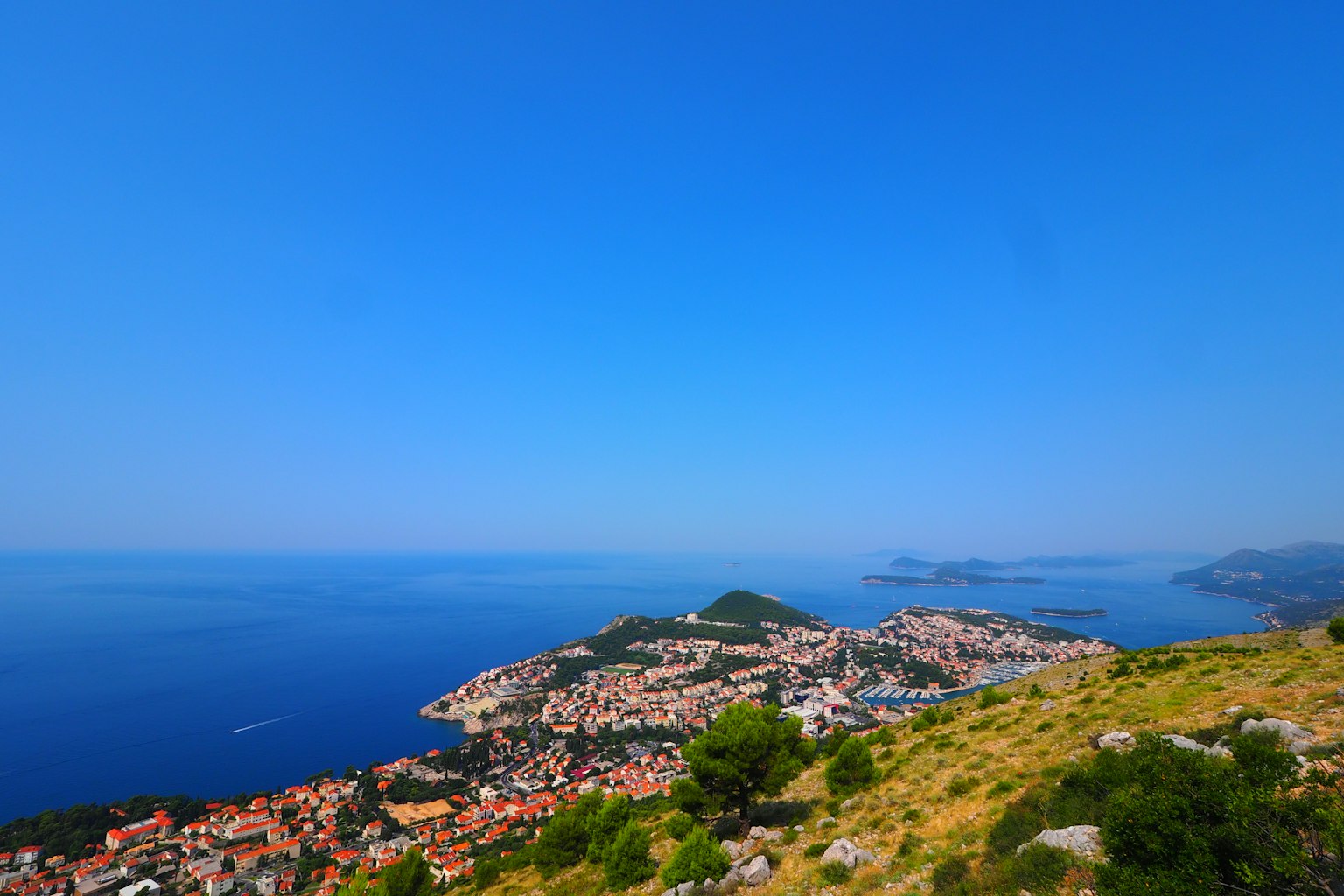 Vista mozzafiato di Dubrovnik con cielo e mare blu