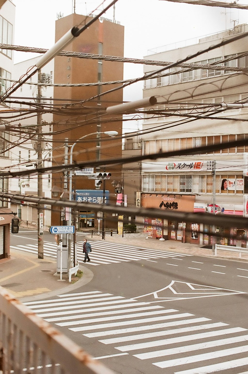 ภาพถนนที่มีร้านค้าและทางม้าลาย