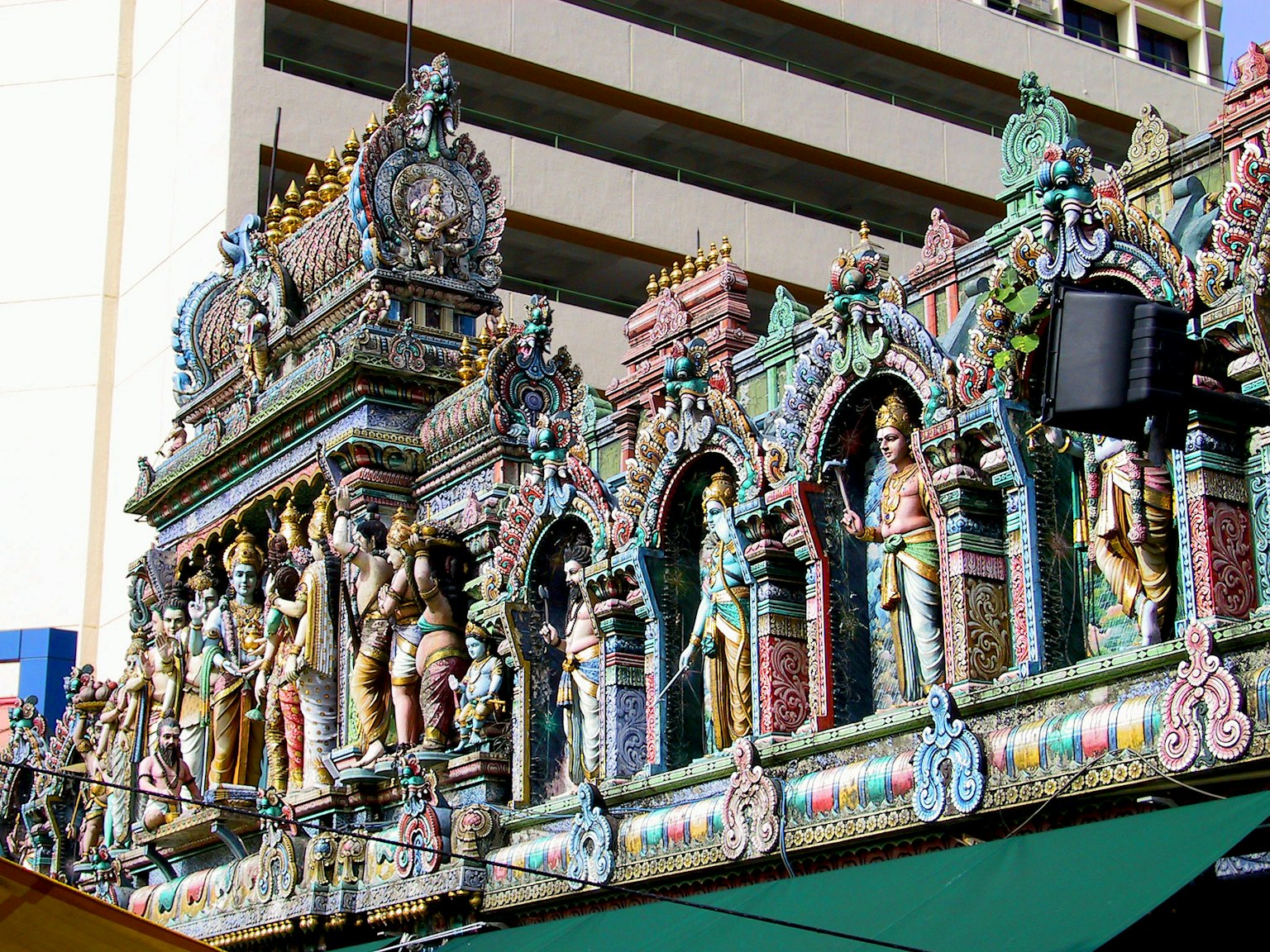Decoración colorida del techo del templo con esculturas intrincadas