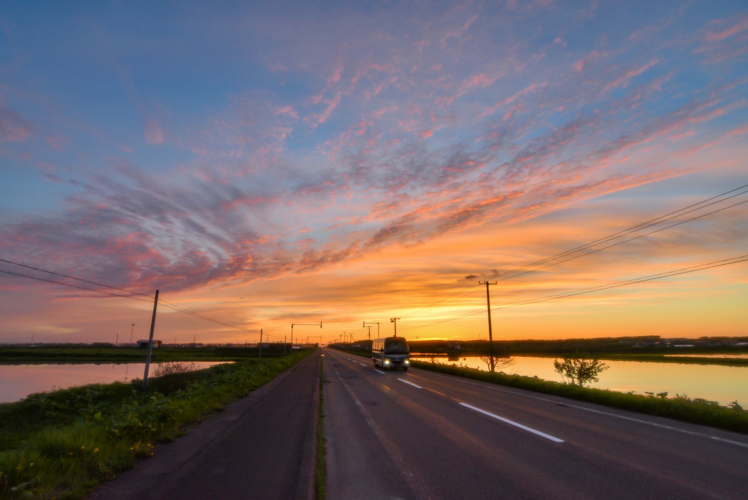 Magnifique ciel de coucher de soleil avec route et véhicule passant