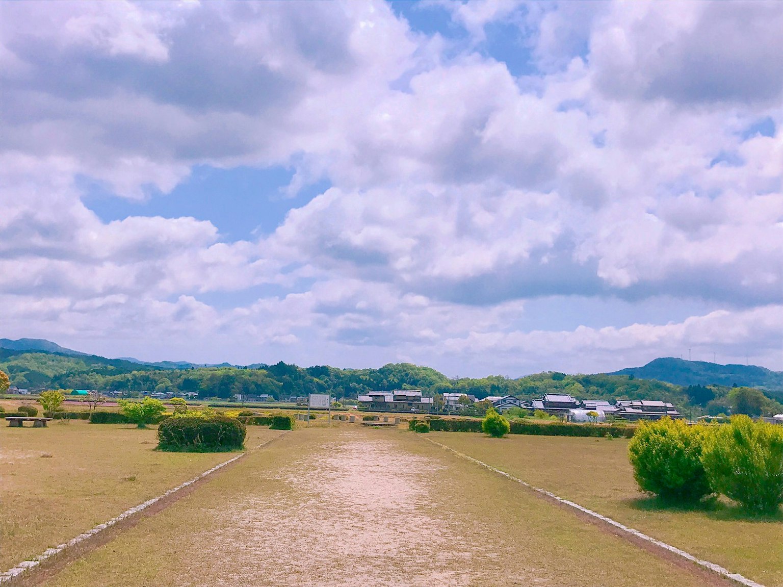 Paysage vaste avec des champs herbeux et un ciel bleu