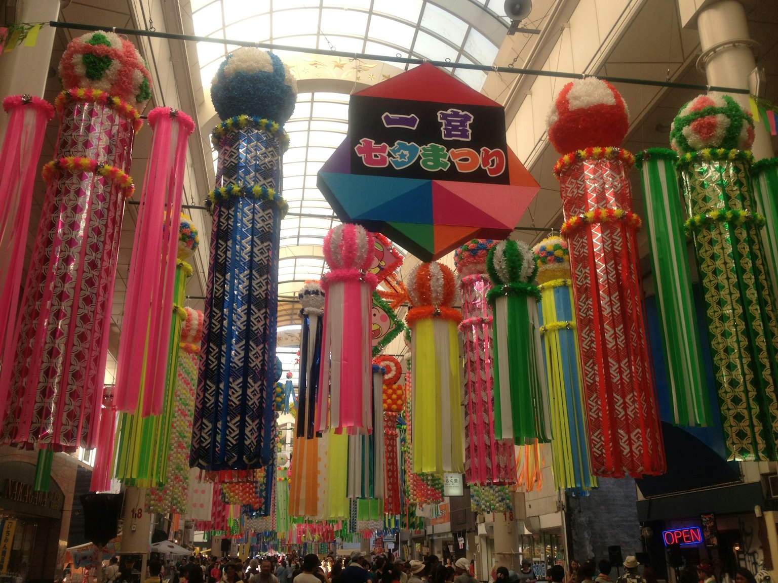 Decorazioni colorate di Tanabata appese in una strada commerciale