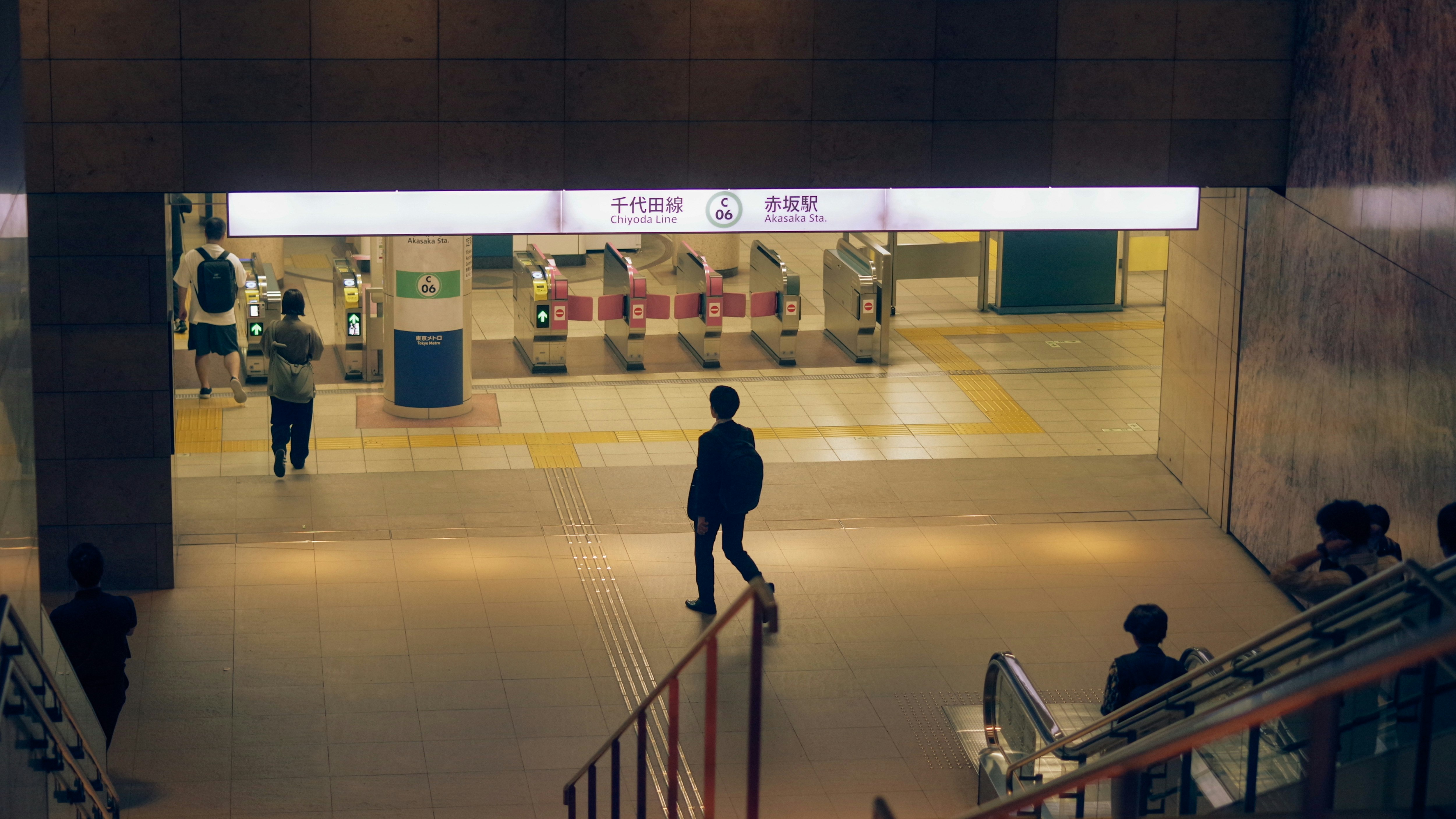 赤坂駅の構内を歩く人々の夜の駅前景
