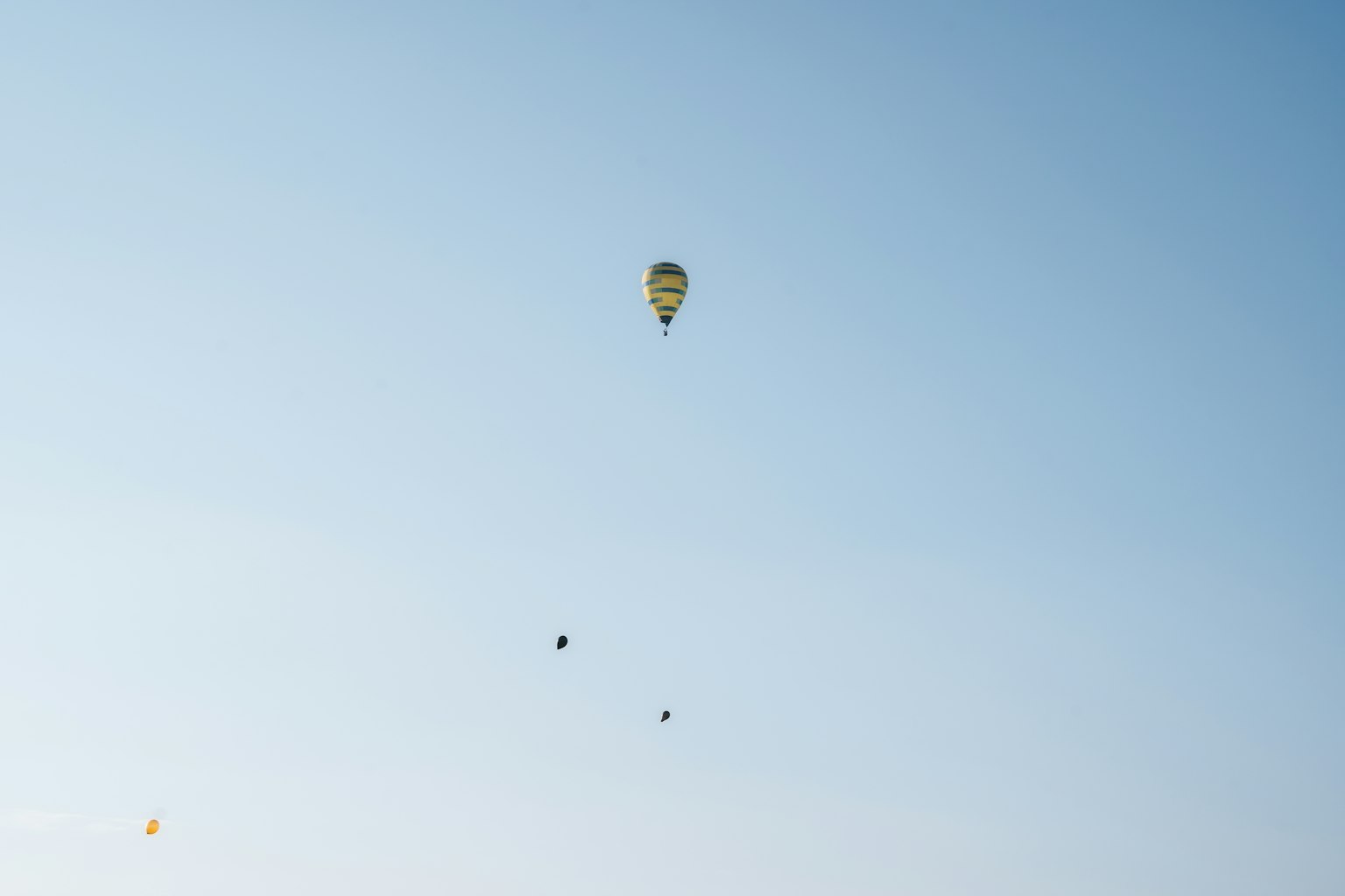 Heißluftballons, die in einem klaren blauen Himmel schweben
