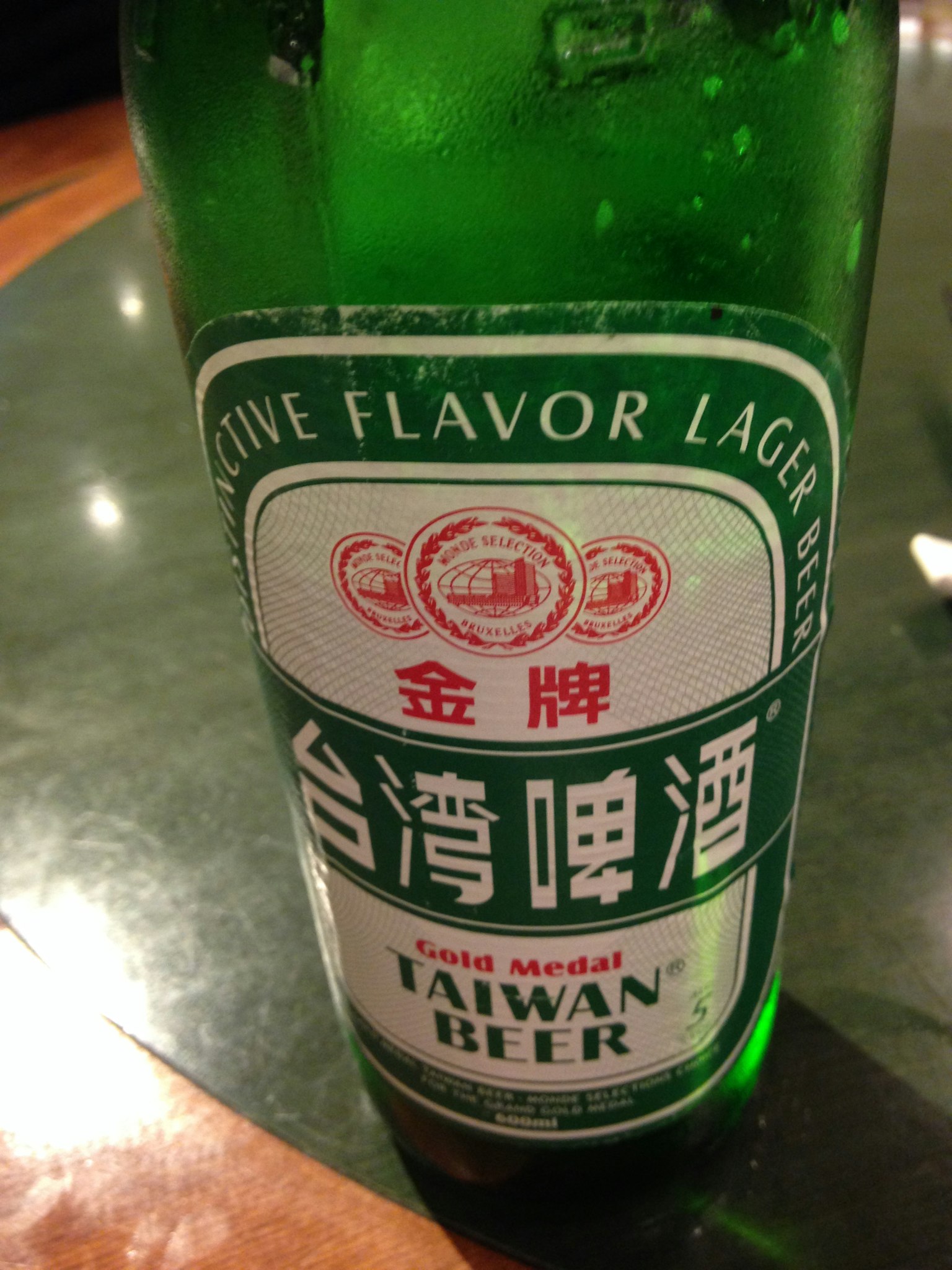 綠色瓶裝台灣啤酒，帶金獎標籤