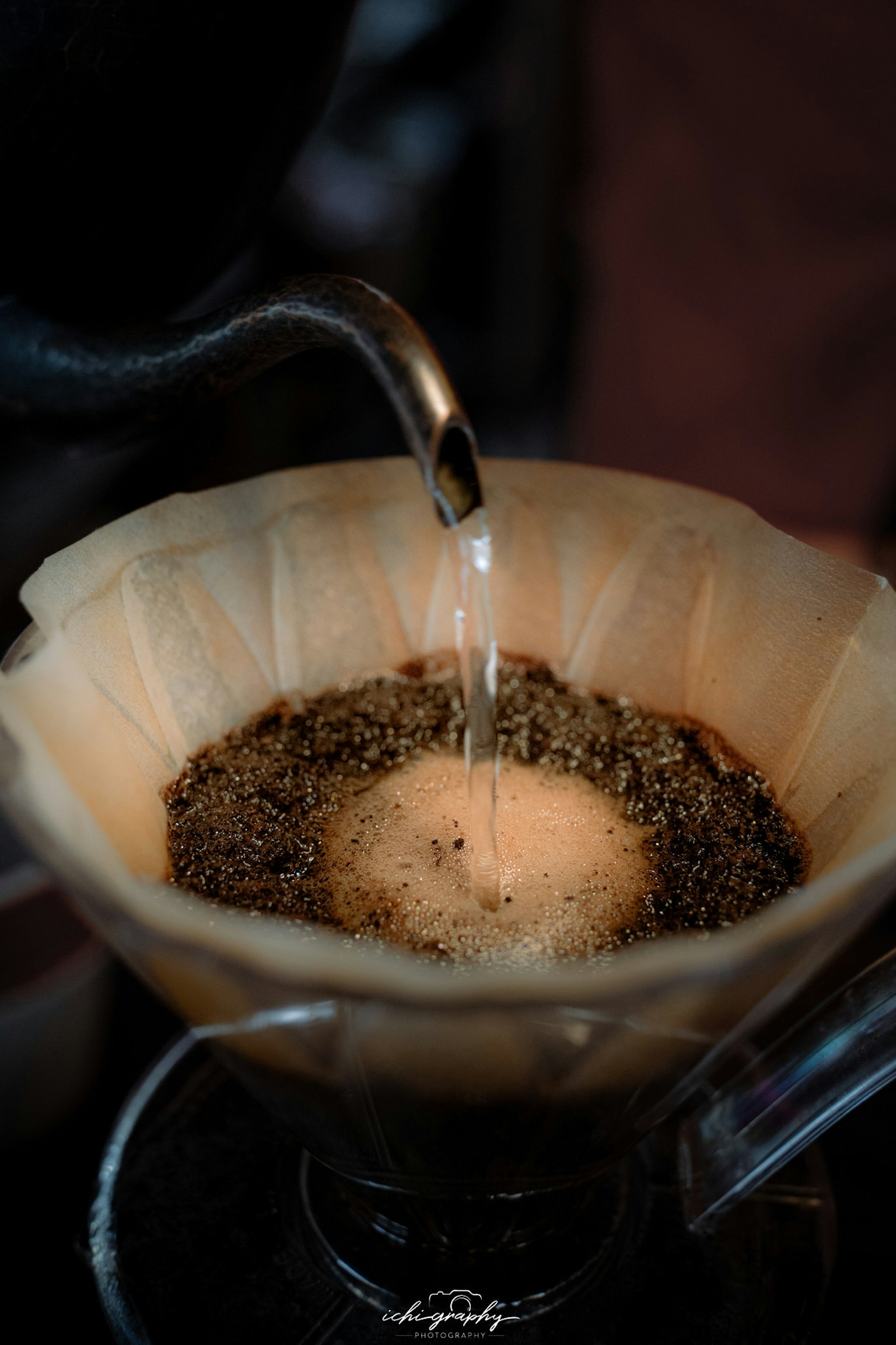 コーヒーを淹れるためのドリッパーにお湯が注がれている様子