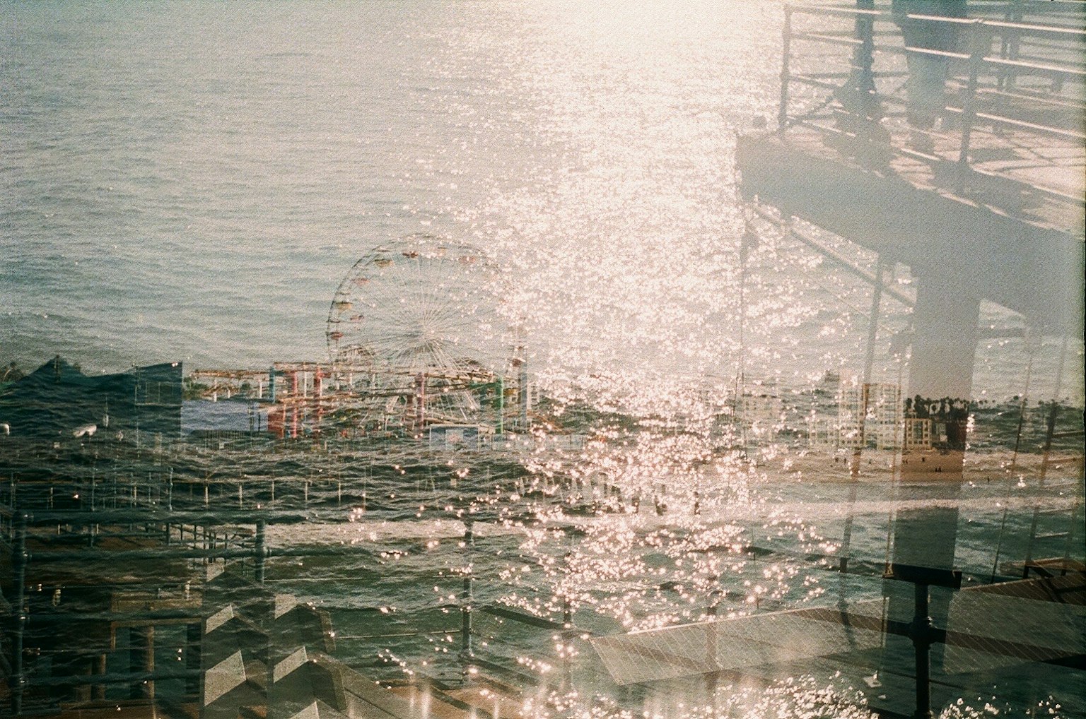 Paysage magnifique de la mer et des reflets de lumière superposés