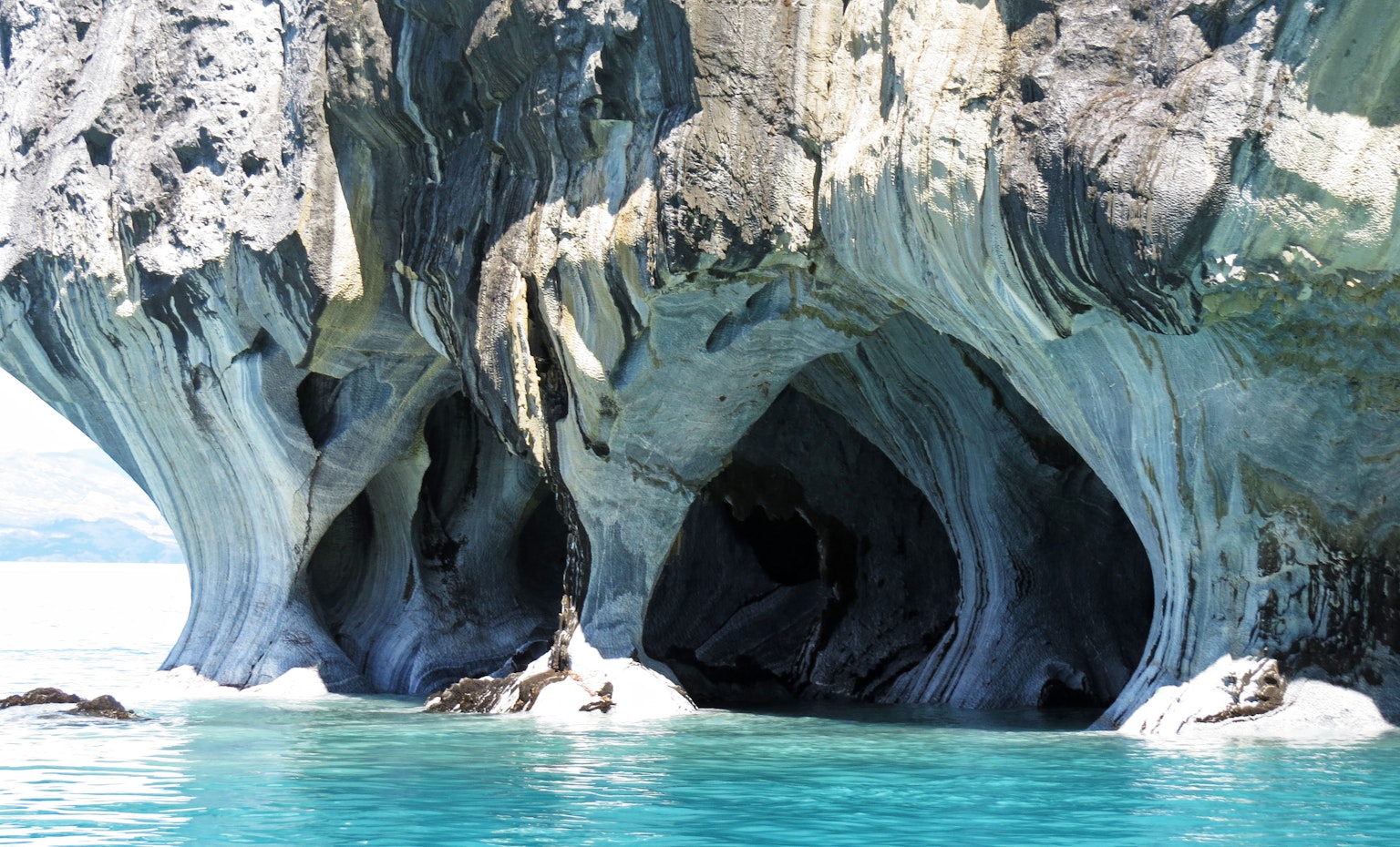 Superbes grottes en marbre avec des formations rocheuses uniques et une eau turquoise