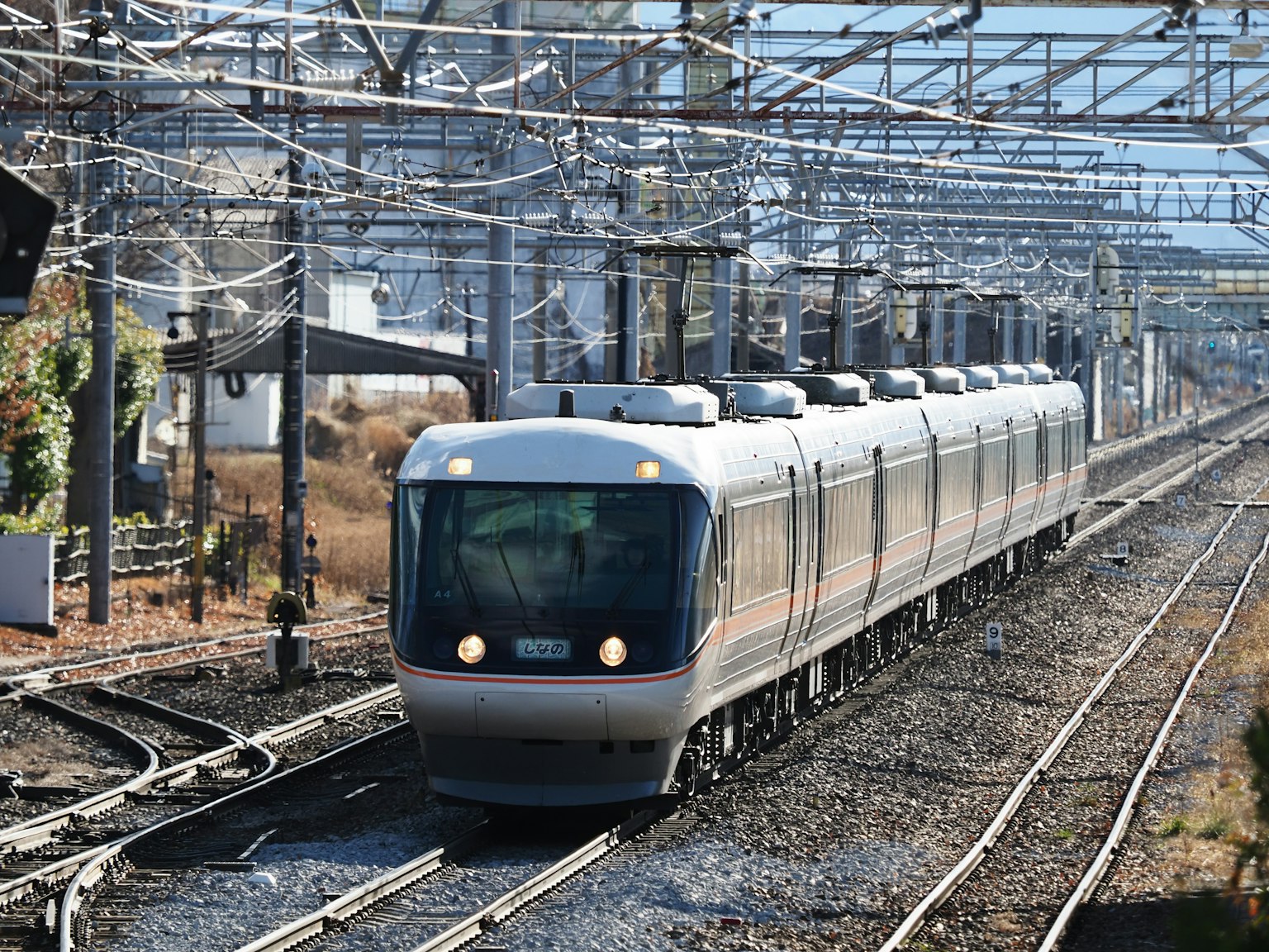 現代火車在晴朗的藍天下行駛，鐵軌