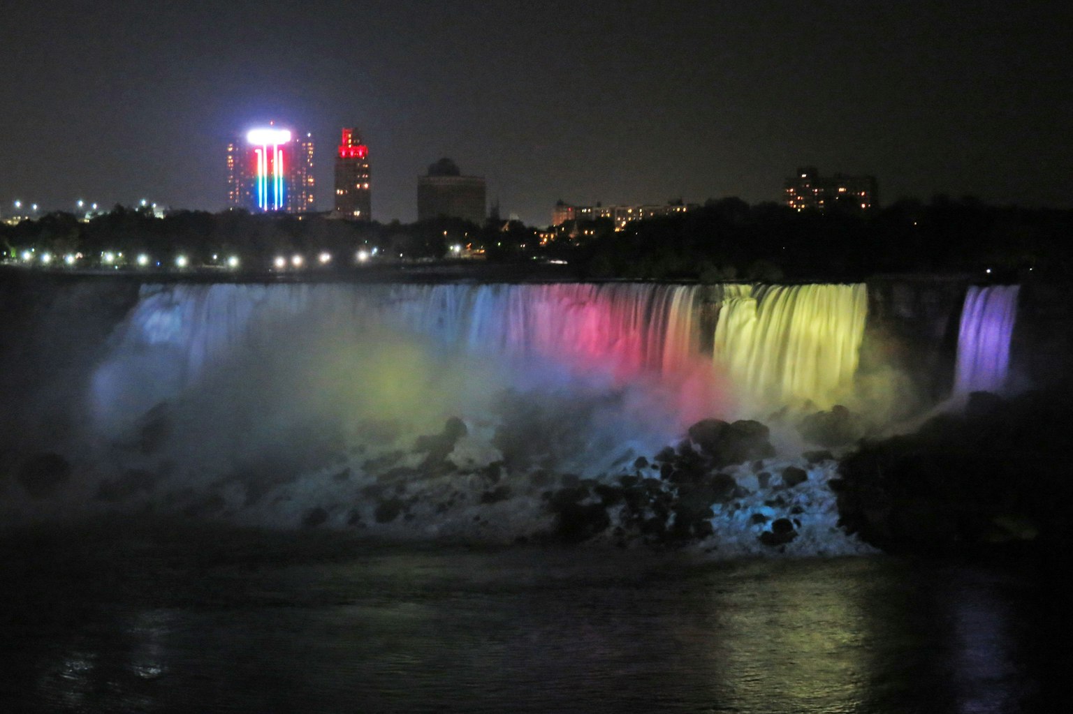 Air Terjun Niagara diterangi malam hari dengan lampu berwarna-warni