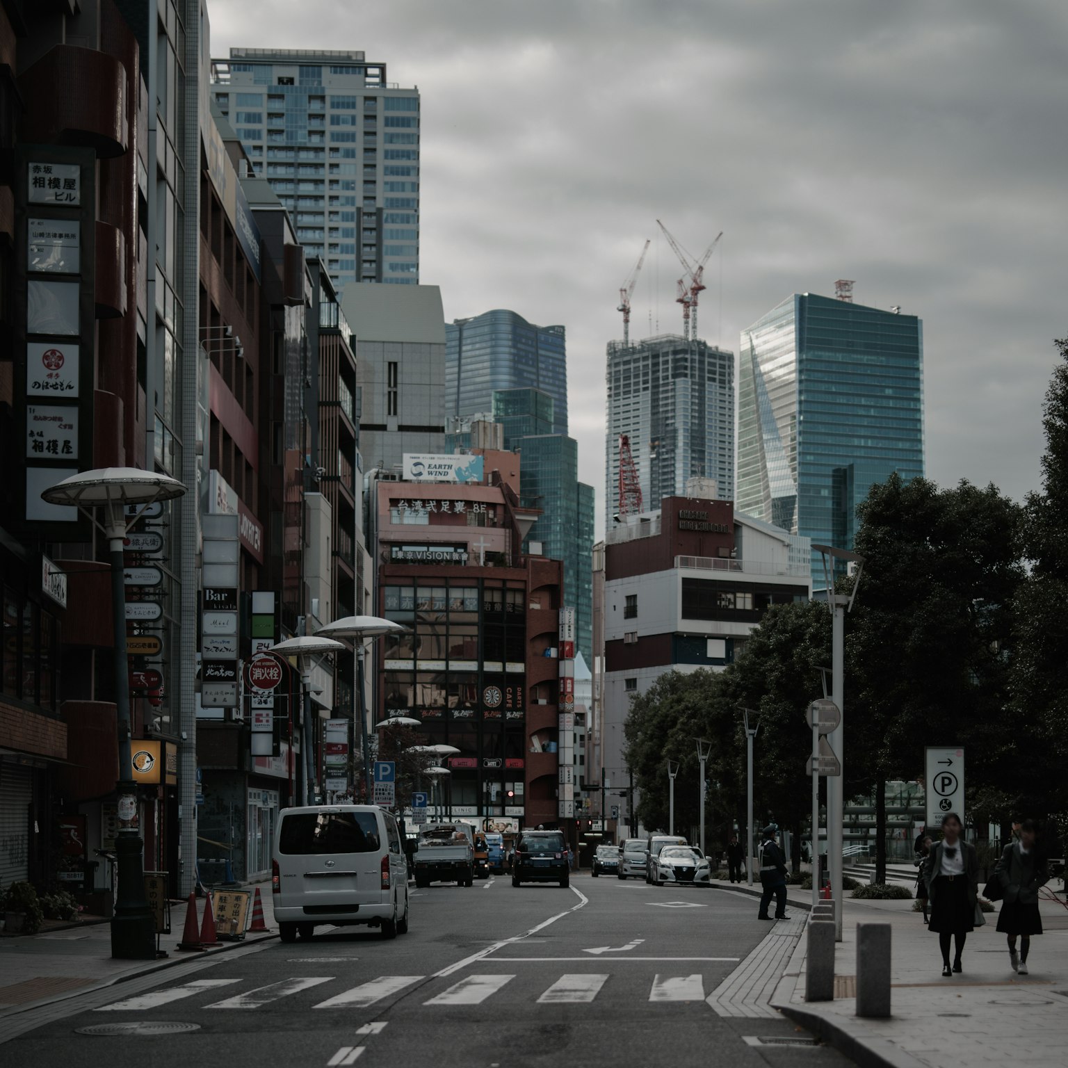 Escena urbana en Tokio con rascacielos modernos y cielo nublado