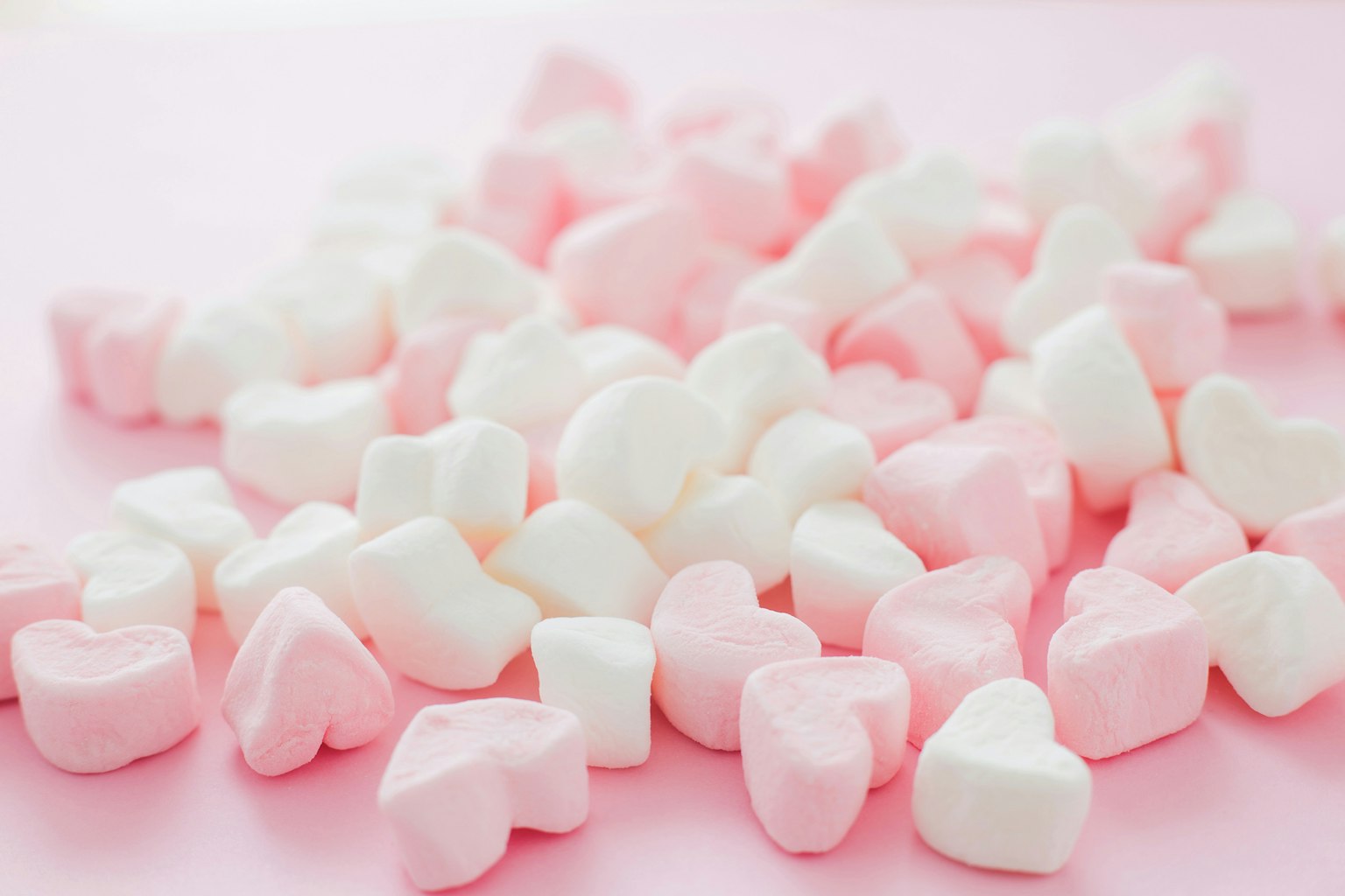 散落的粉色和白色心形棉花糖