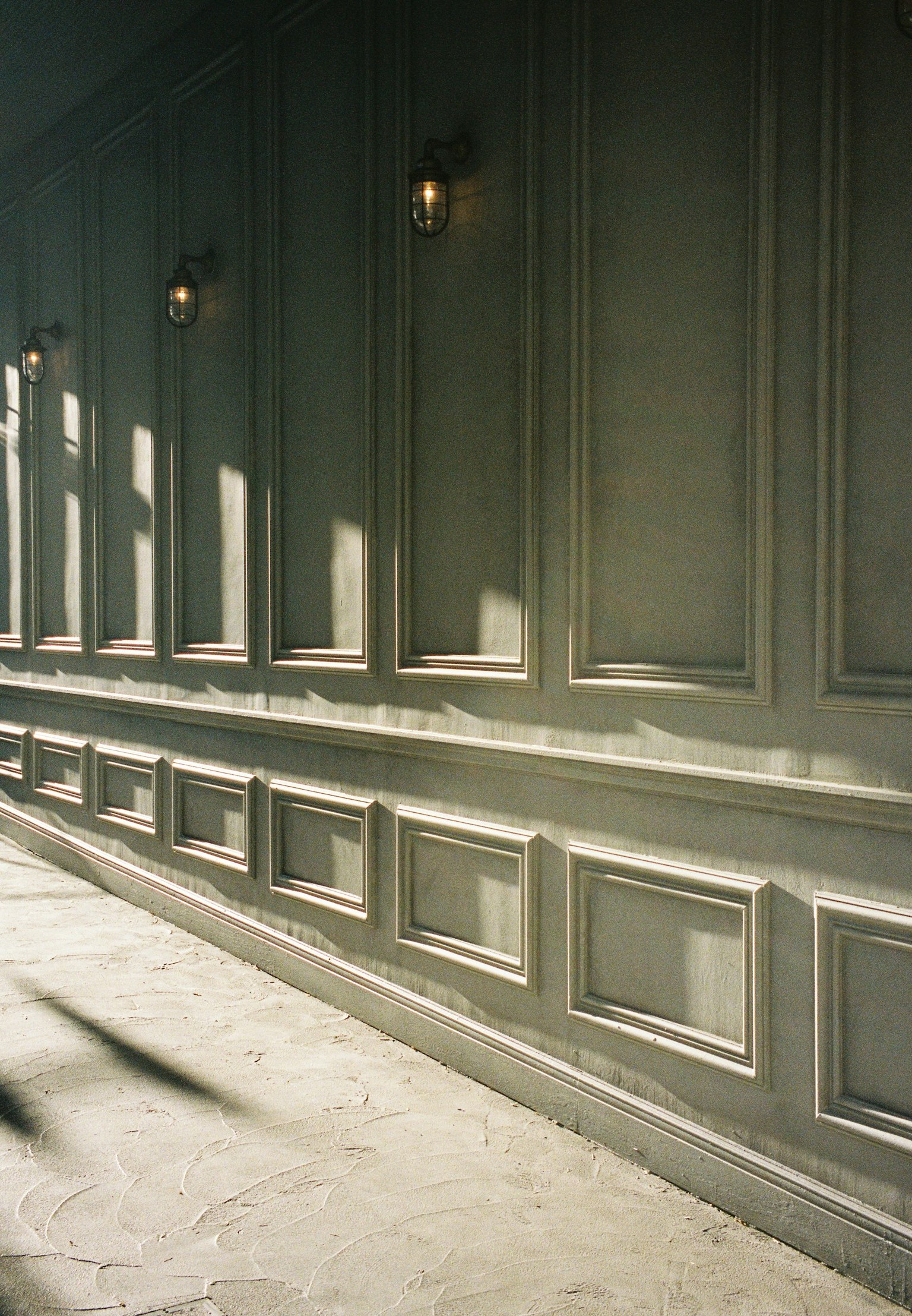 Mur au design élégant avec un éclairage doux projetant des ombres