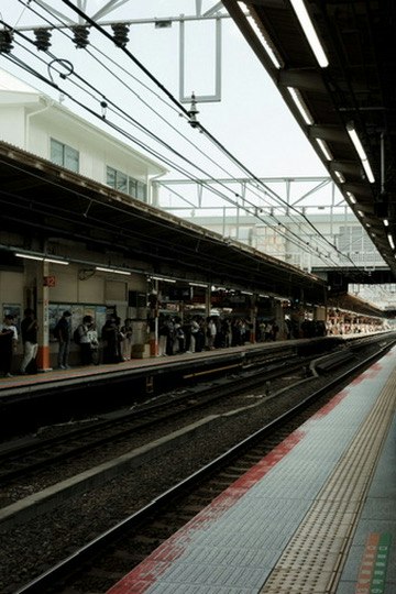 車站月台停靠列車與鐵軌景象