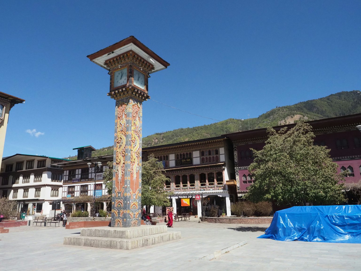 Traditionelles Gebäude mit buntem Pfeiler unter klarem blauen Himmel