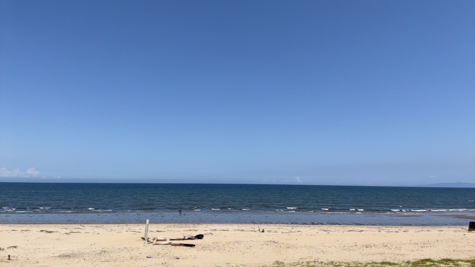 Scène de plage avec mer bleue et ciel lumineux