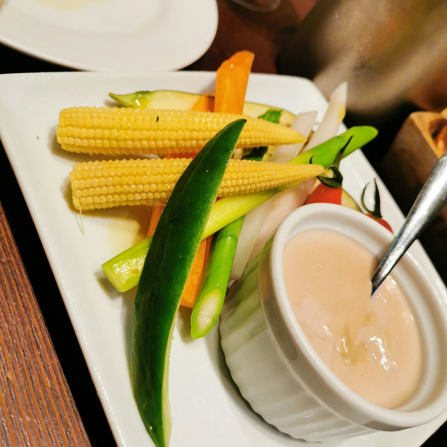 Un piatto di verdure colorate servito con una salsa cremosa
