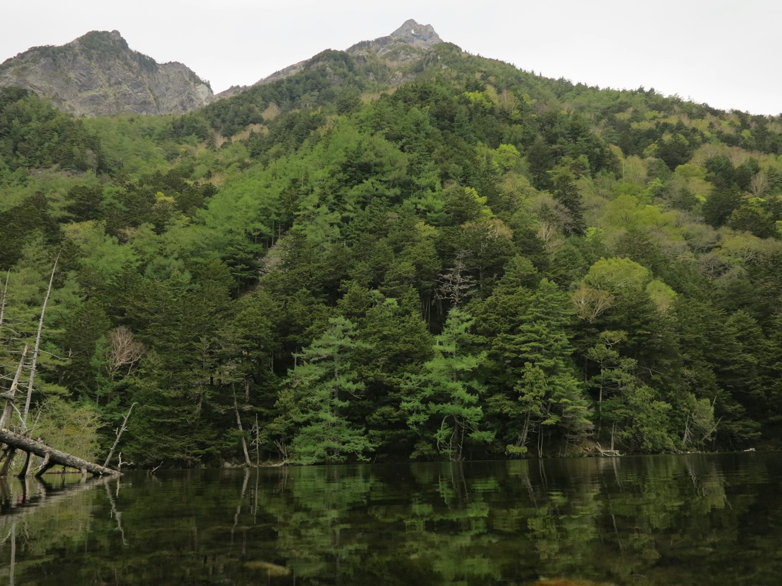 Paysage de montagnes verdoyantes et d'un lac tranquille