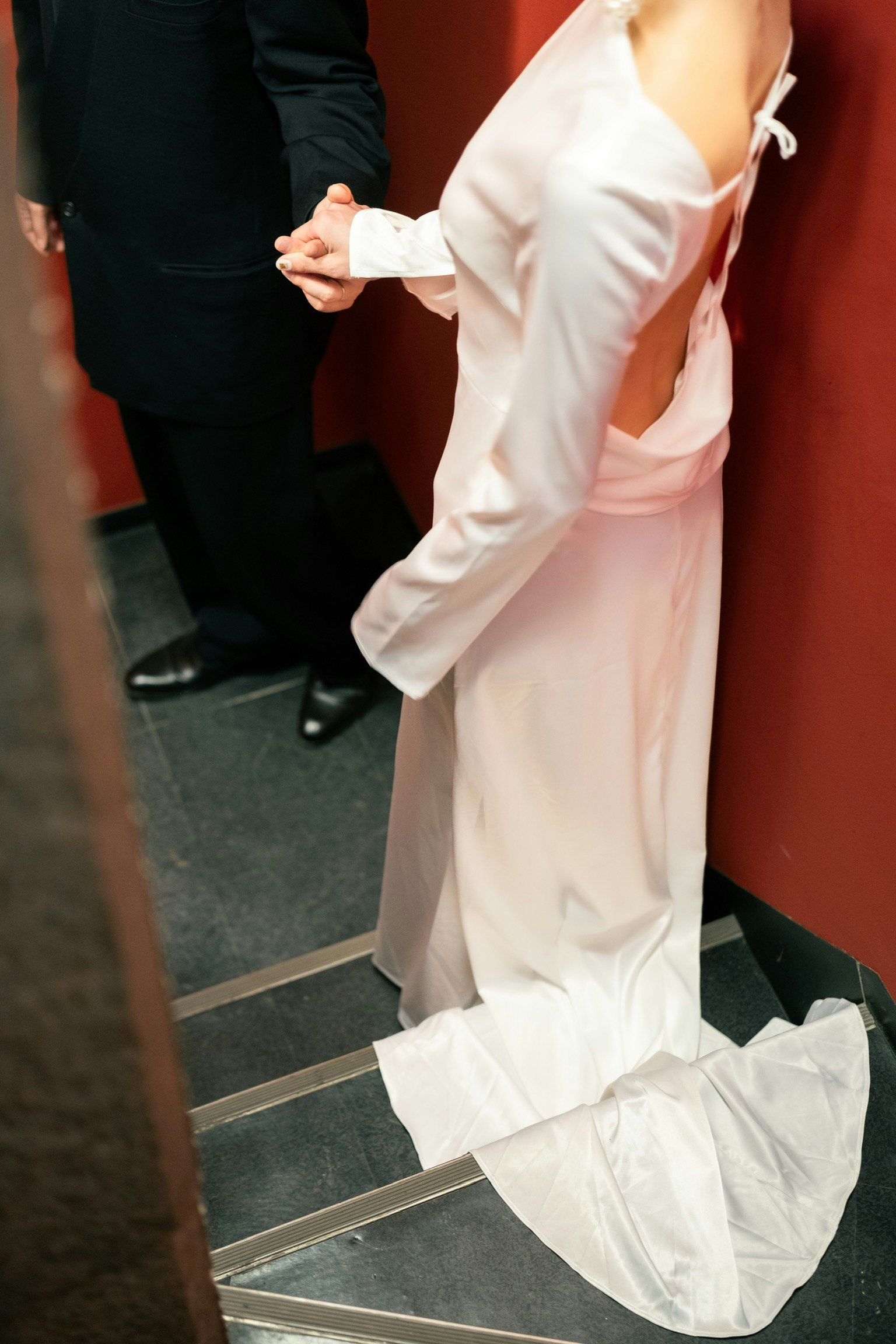 ผู้หญิงในชุดขาวจับมือกันอยู่บนบันได