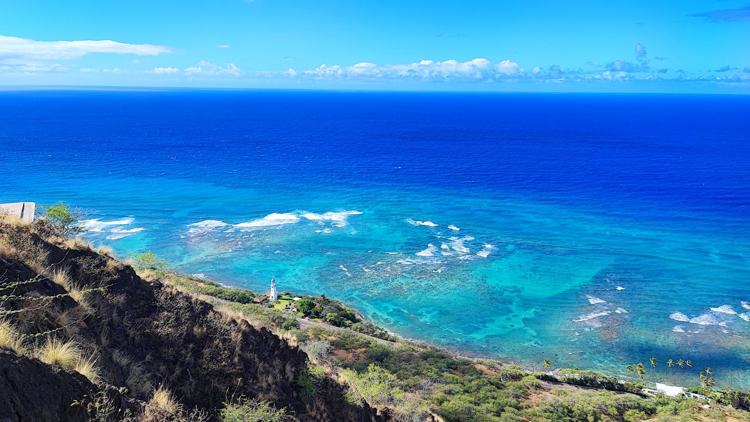 Vue d'un océan bleu vibrant avec des récifs coralliens visibles