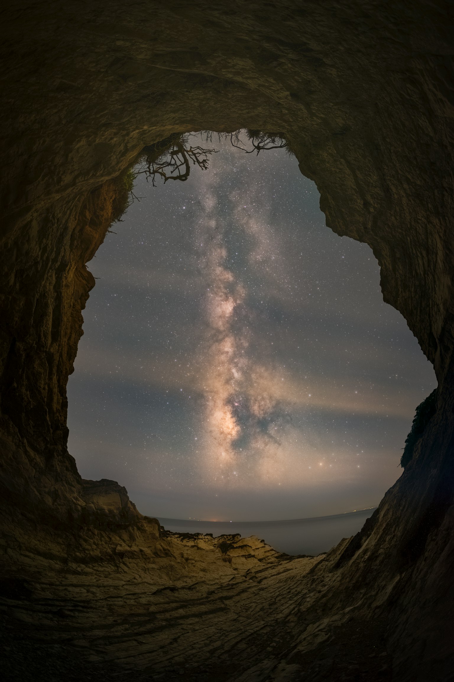 Vue du ciel étoilé et de la galaxie depuis une grotte