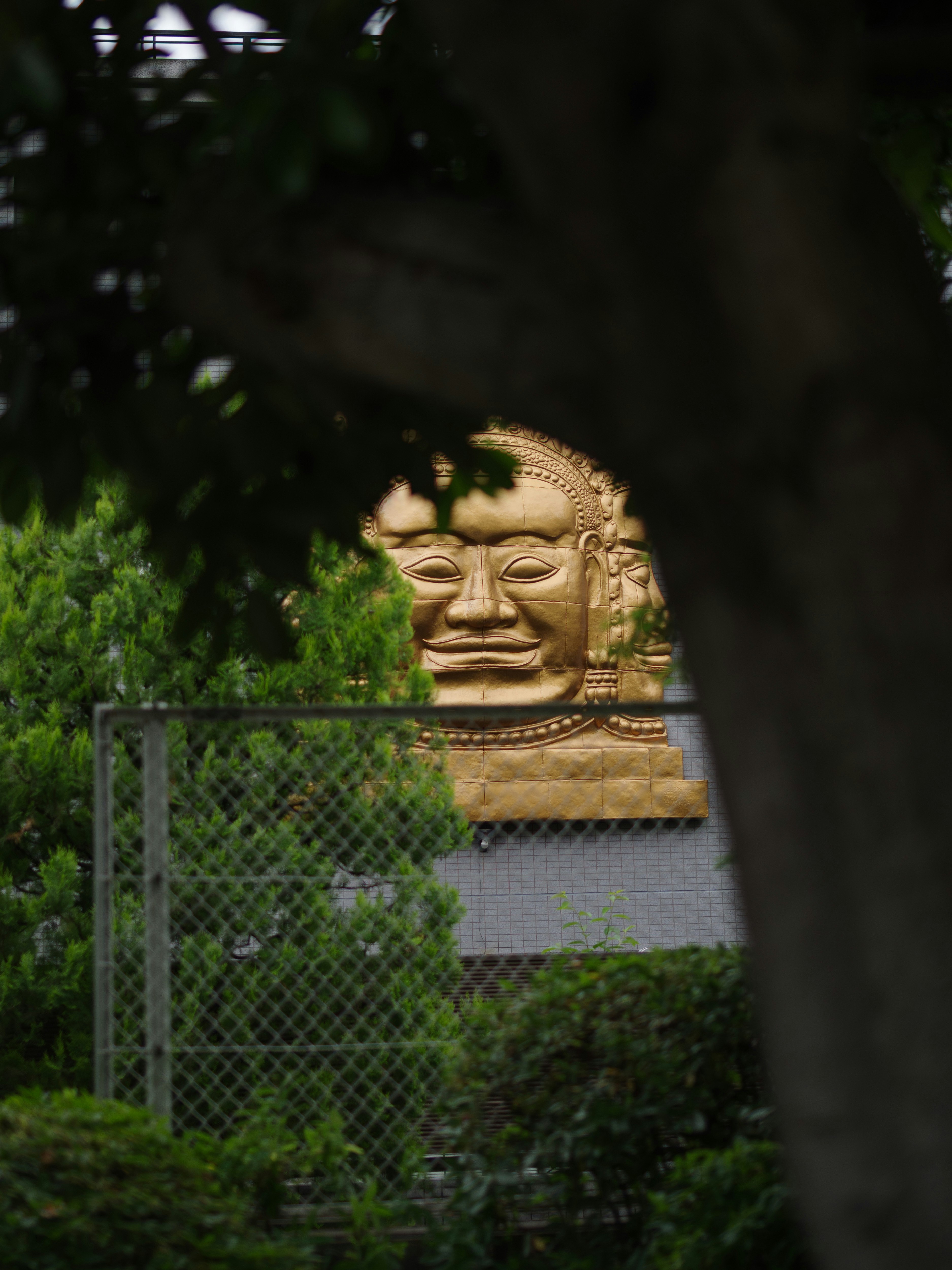 柬埔寨王國大使館公邸牆上的金色浮雕