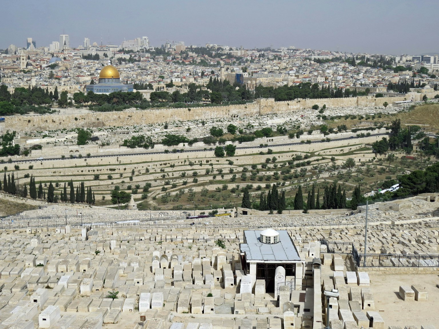 Vue depuis le mont des Oliviers à Jérusalem avec un cimetière et le dôme doré du Rocher